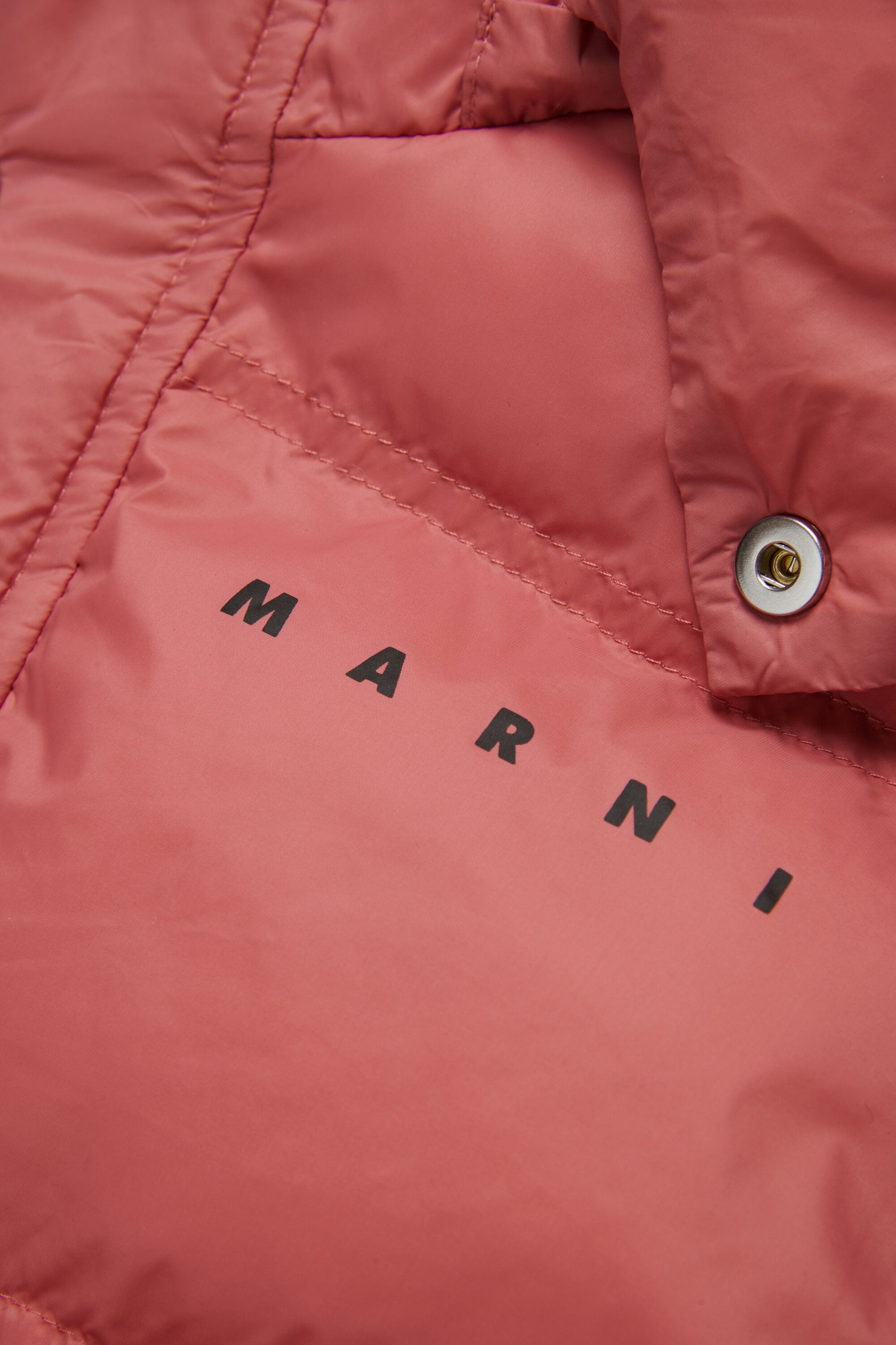 Chaleco acolchado con capucha y logotipo