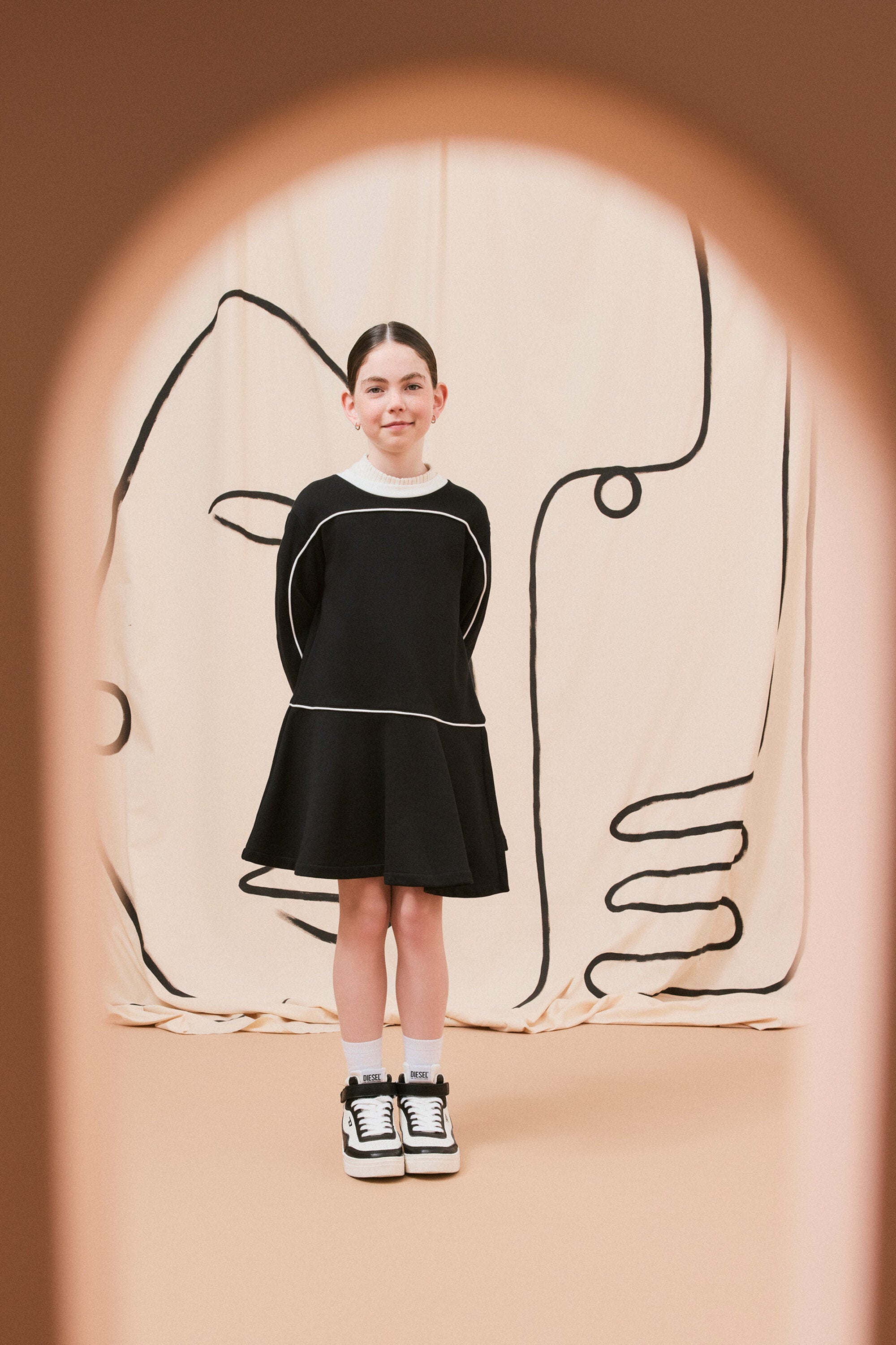 Vestido corto de sudadera con ribetes en contraste