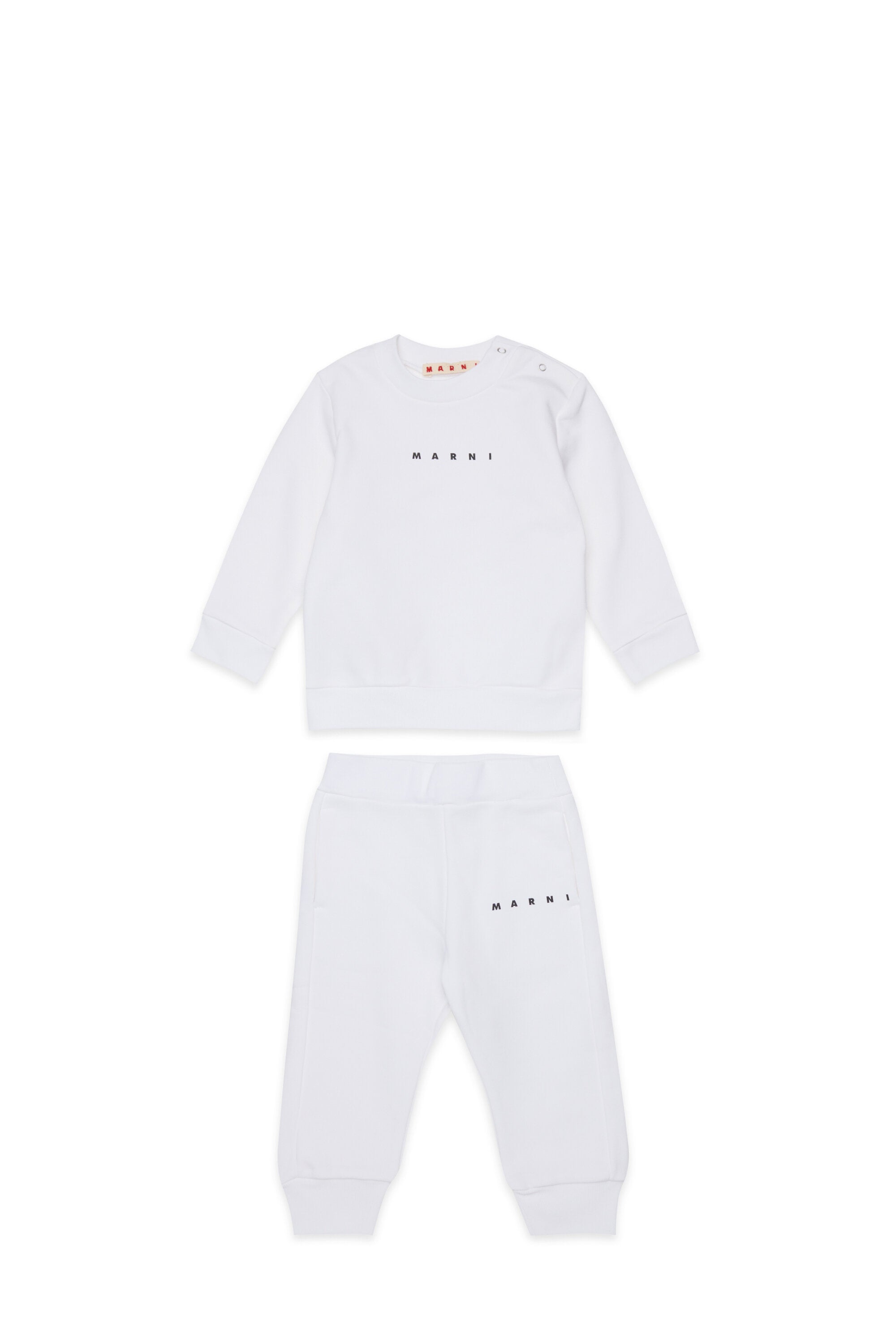 Conjunto de chándal con logo institucional