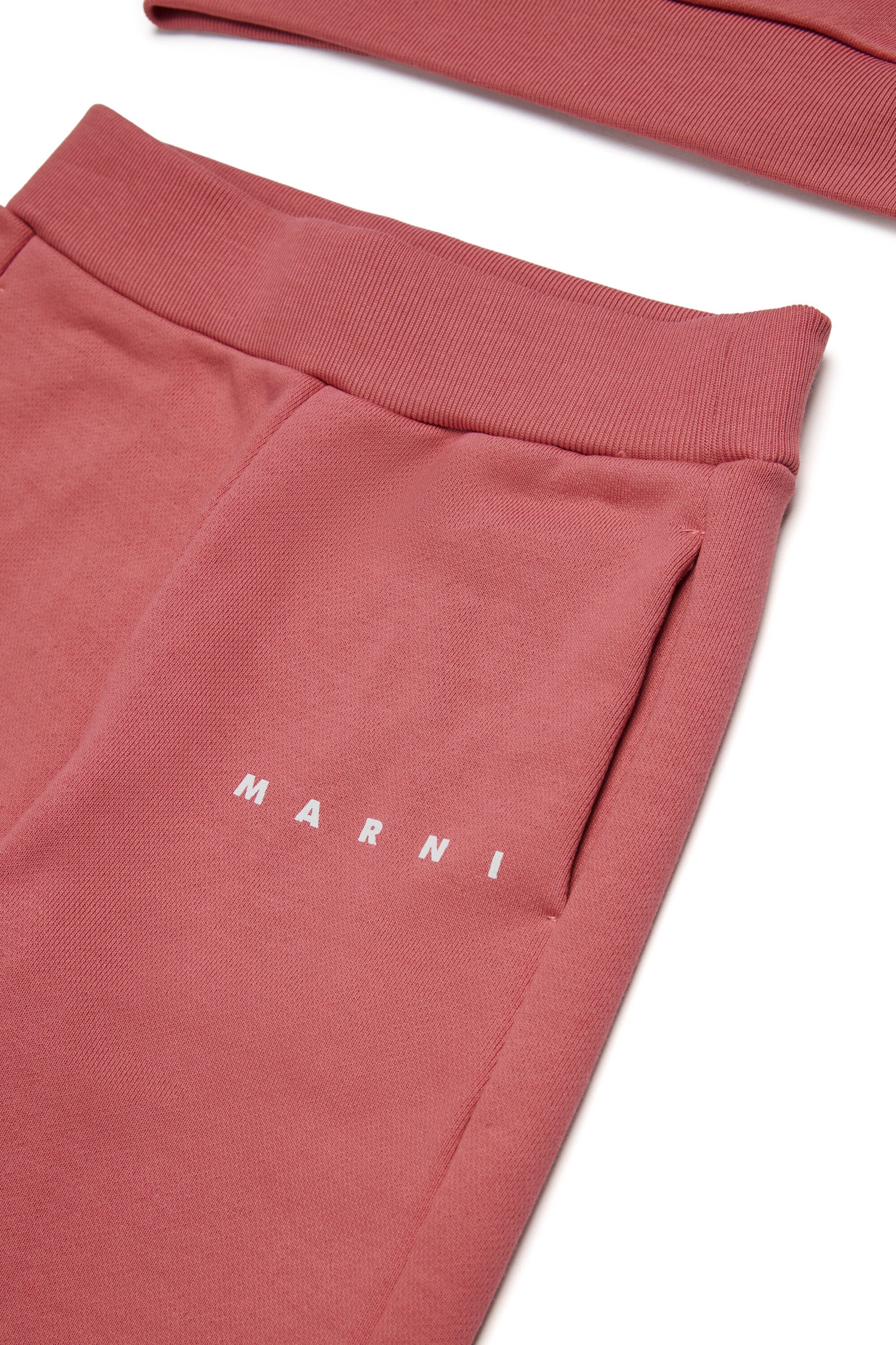 Conjunto de chándal con logo institucional