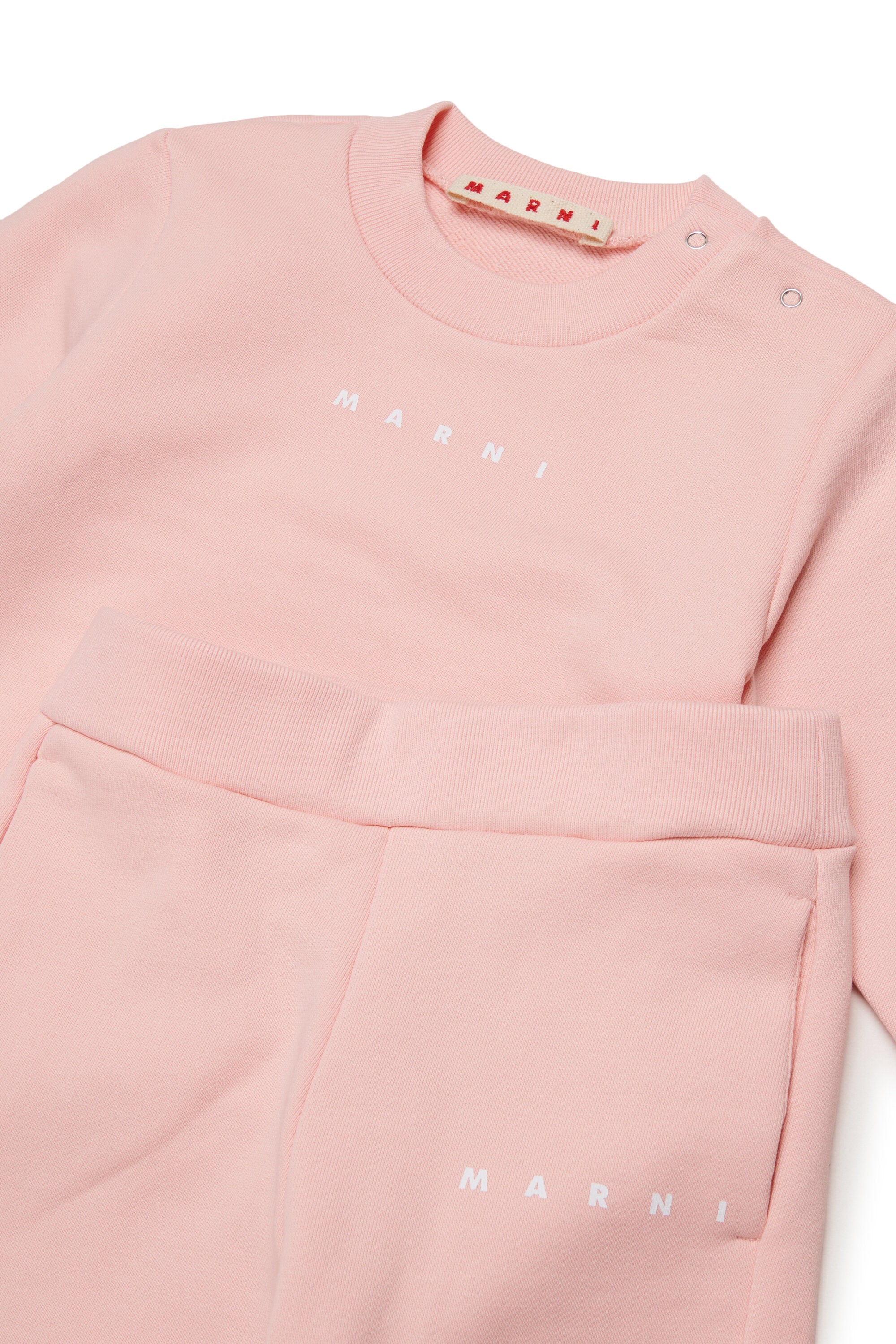 Conjunto de chándal con logo institucional