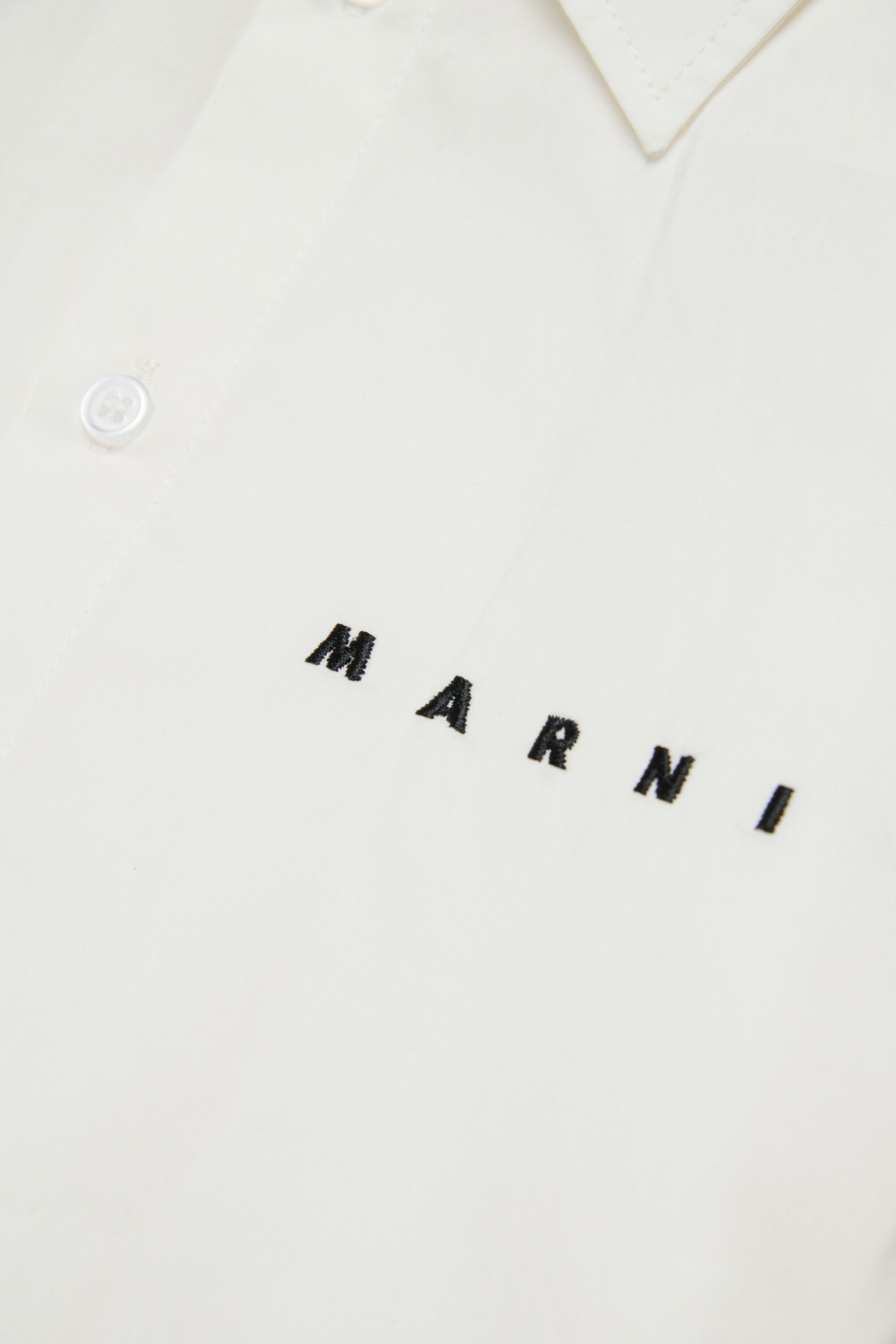 Camisa de popelín con logotipo bordado