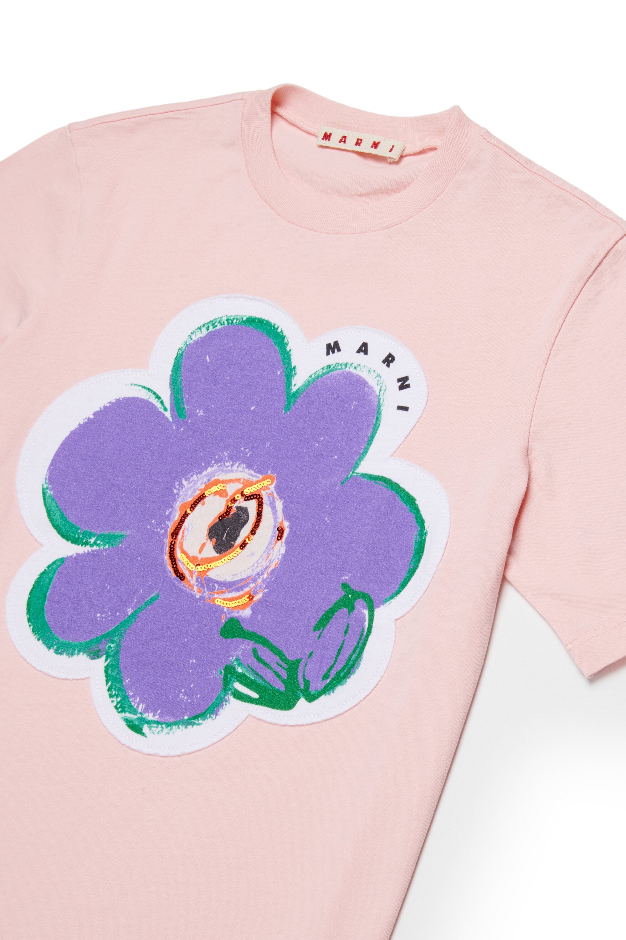 Camiseta con flor aplicada y logo