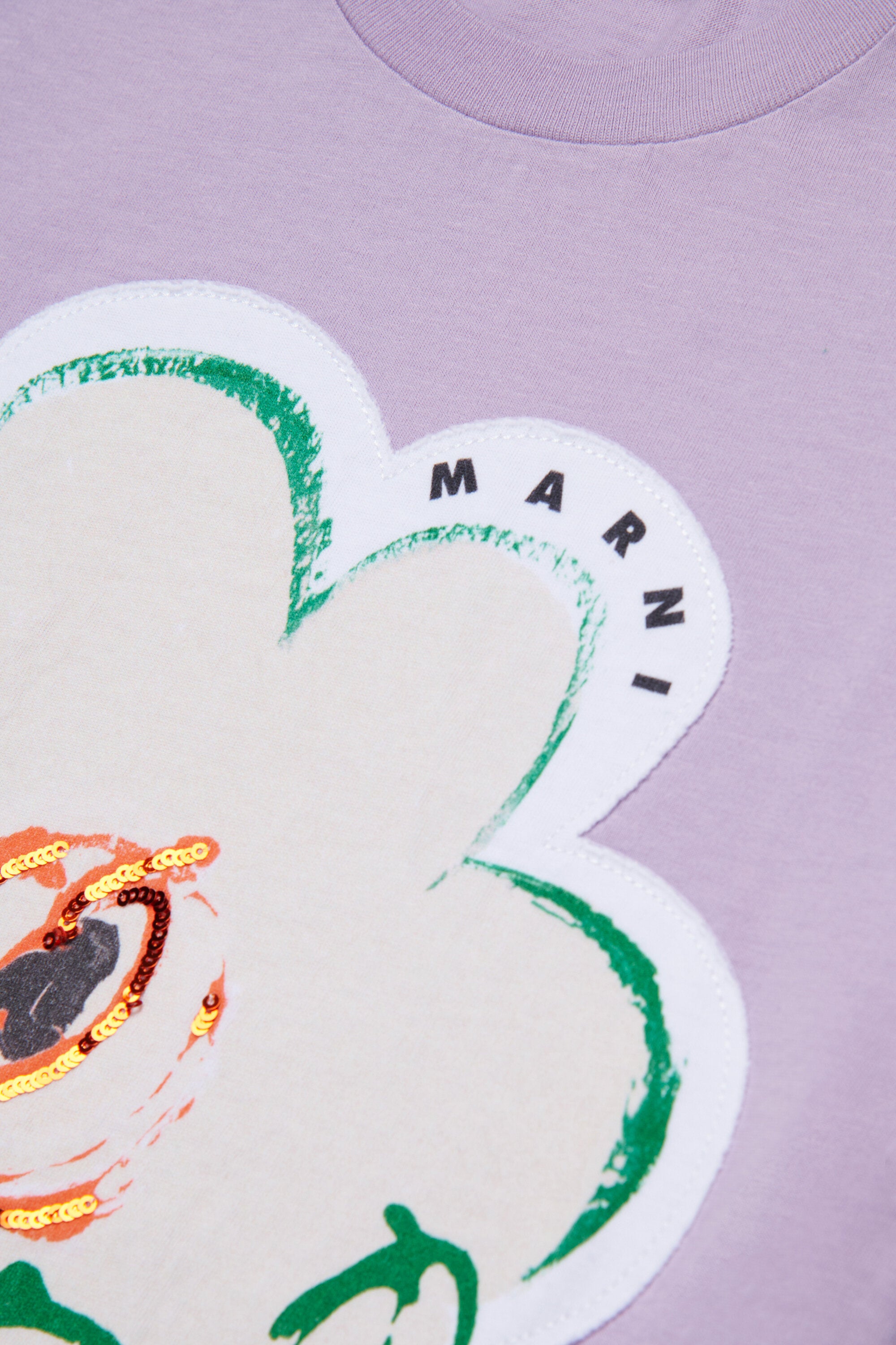 Camiseta con flor aplicada y logo