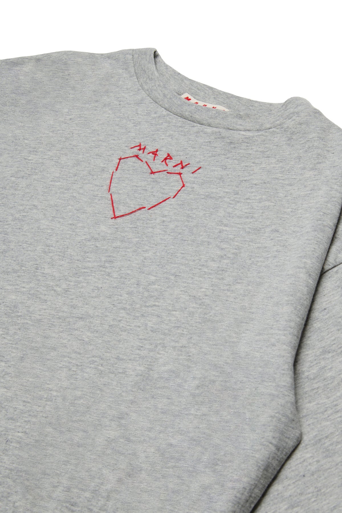 Camiseta con bordado de corazón en la parte delantera