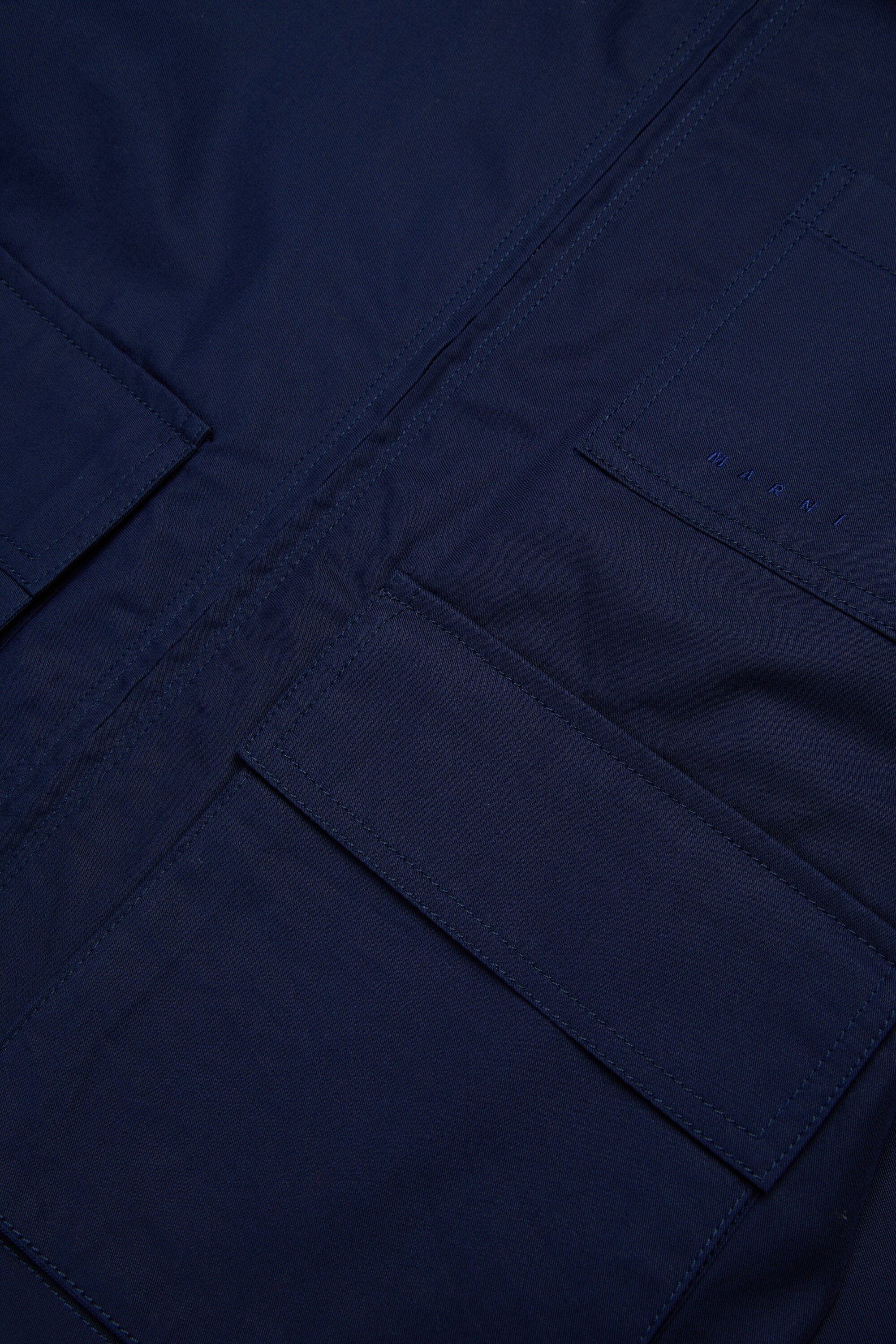 Chaqueta con logotipo estampado