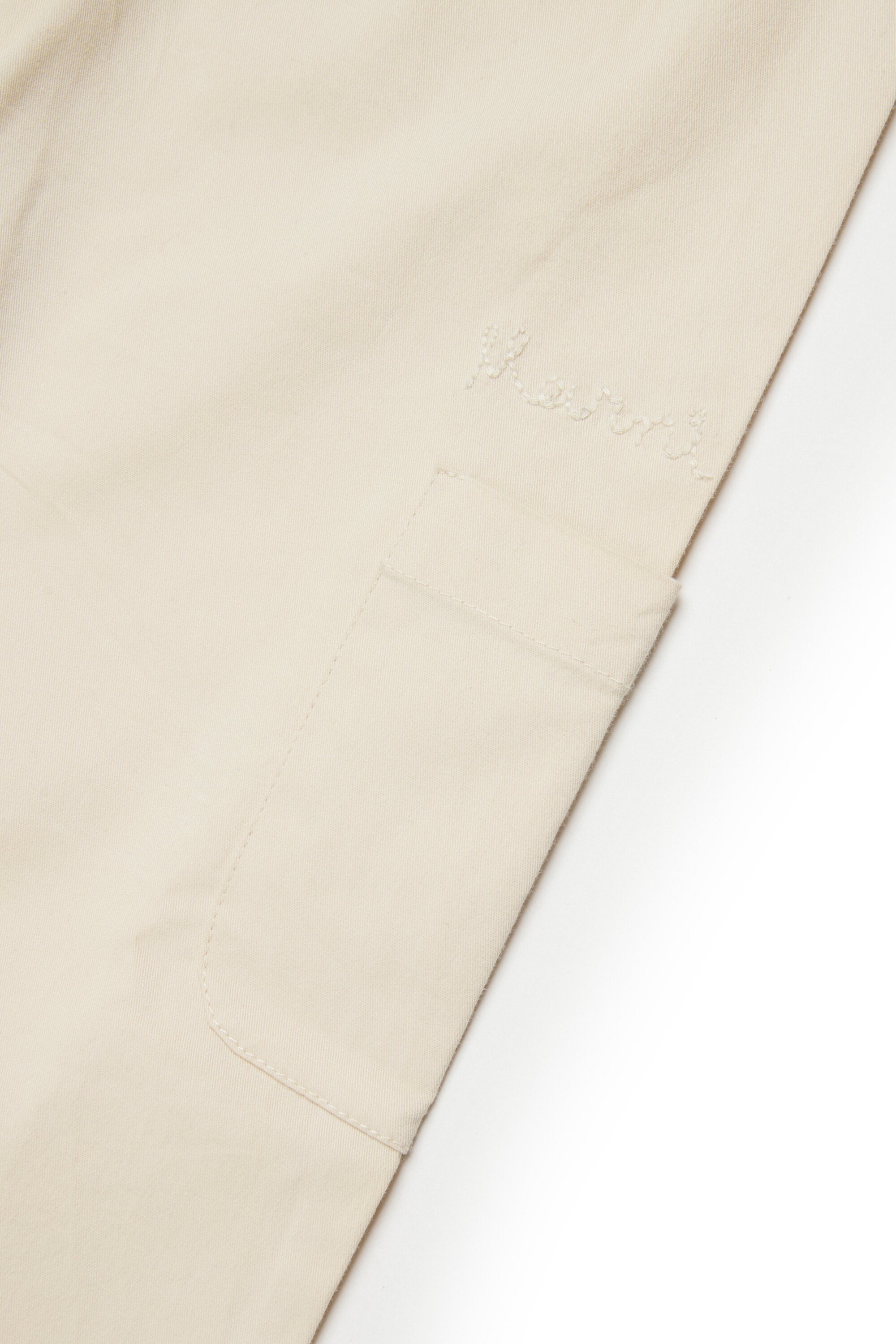 Mono con volantes en los hombros