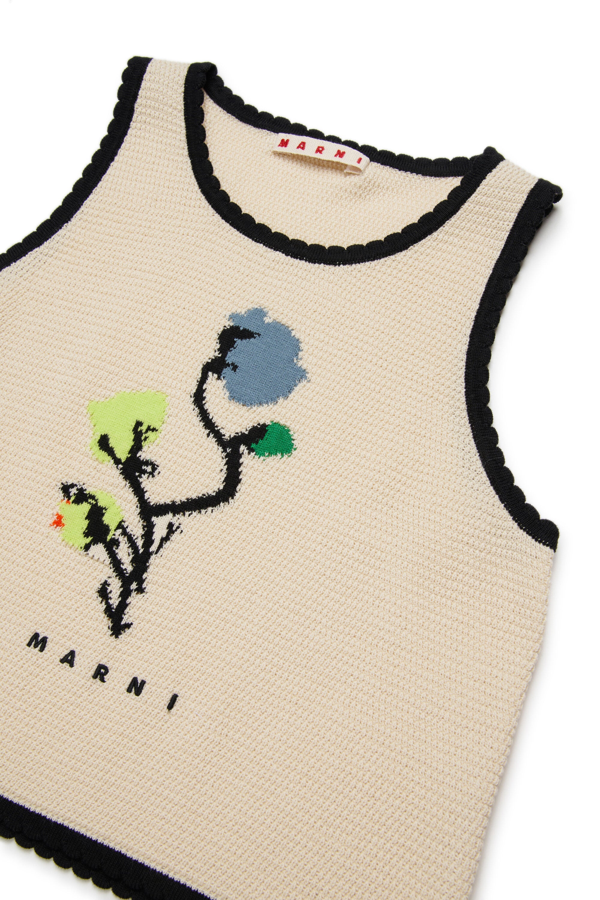 Top de punto con motivo floral