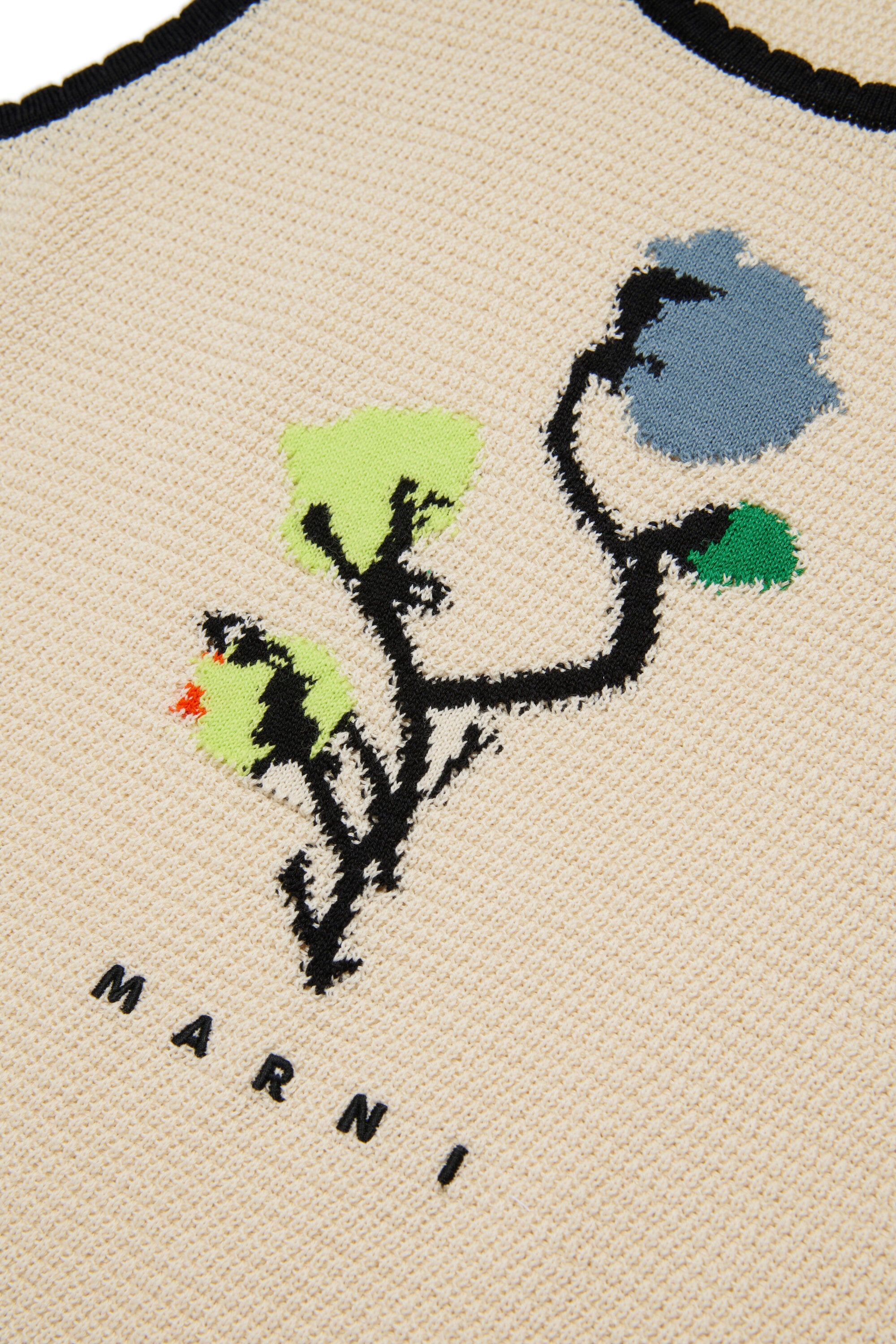 Top de punto con motivo floral