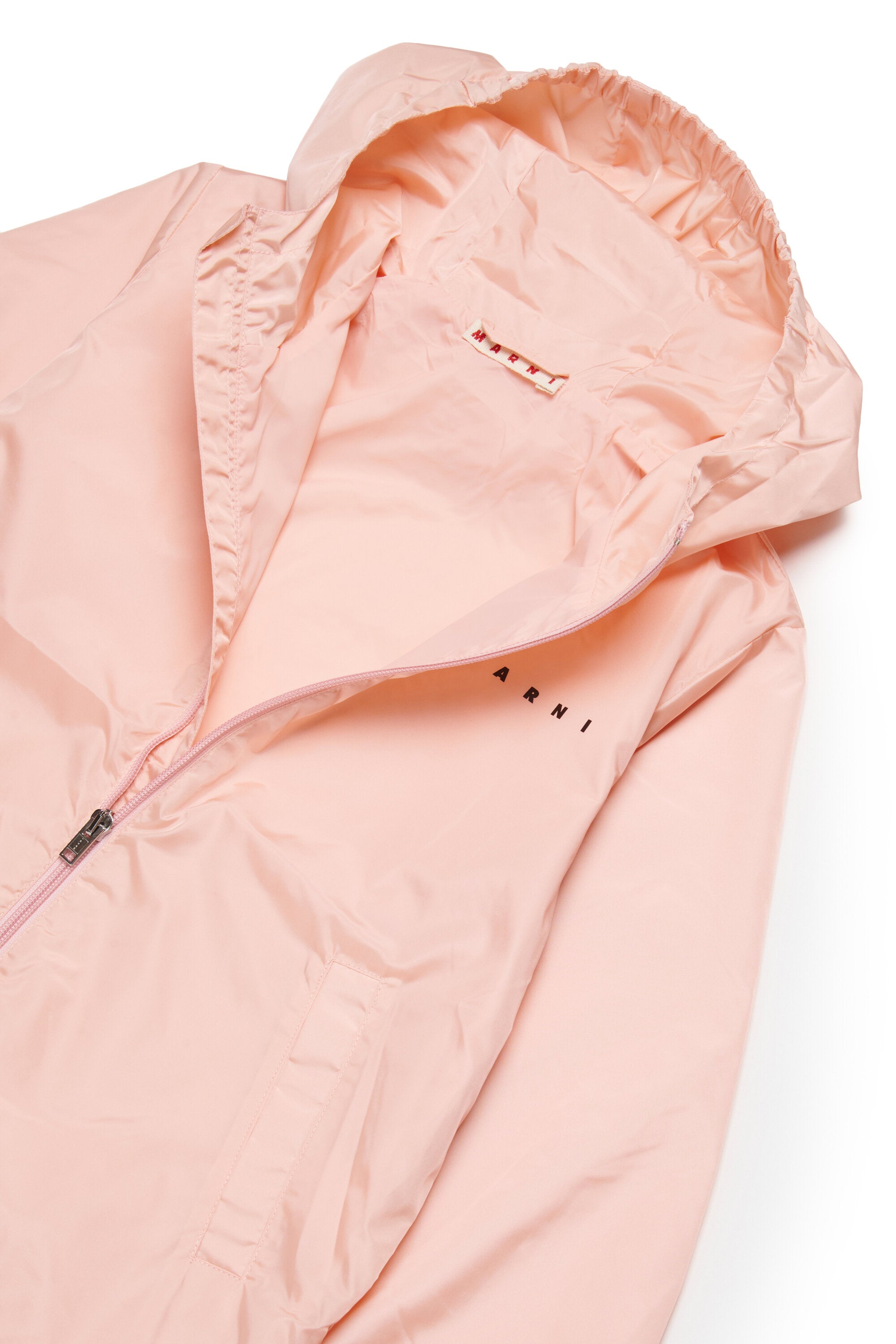 Cazadora cortavientos con logo estampado