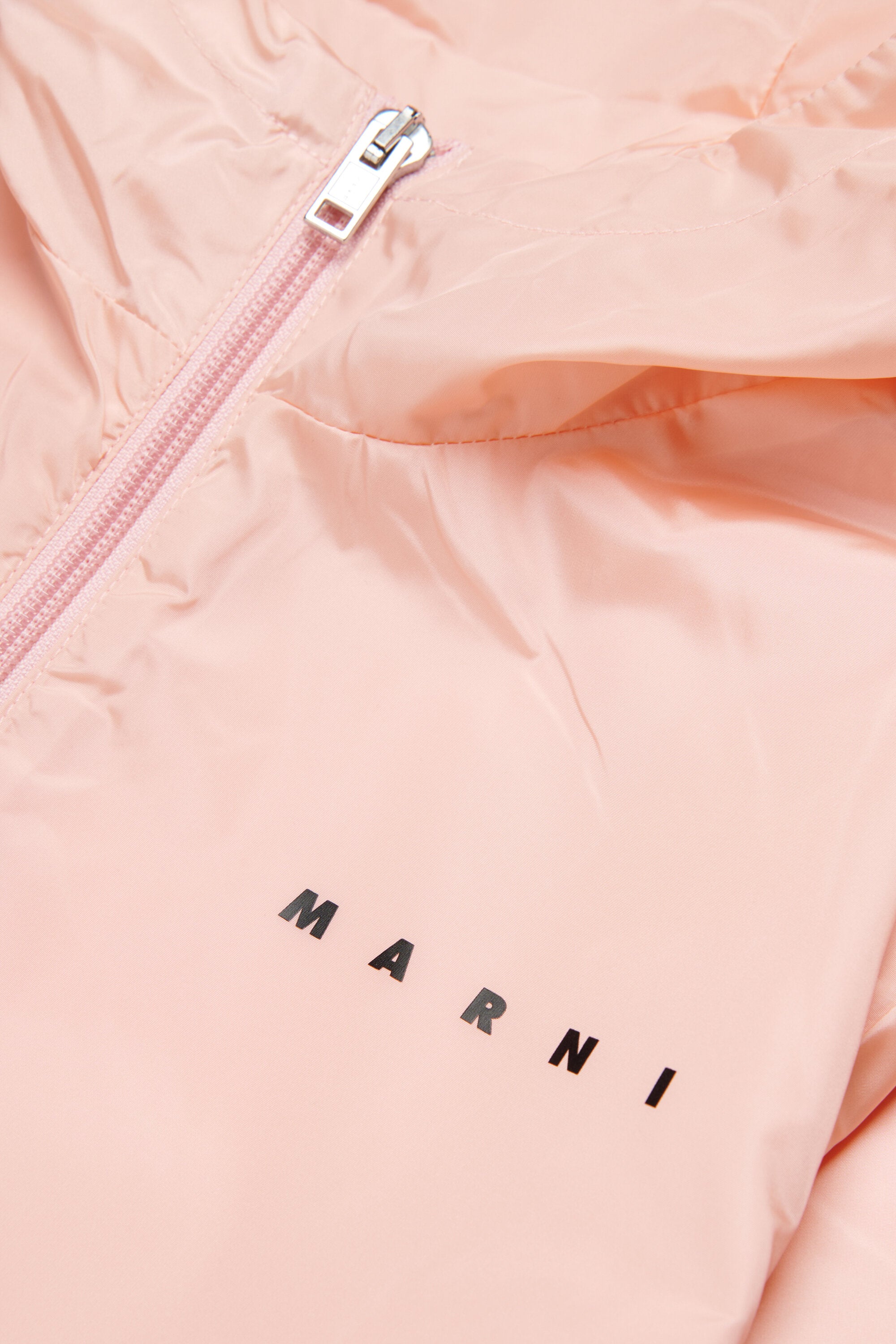 Cazadora cortavientos con logo estampado