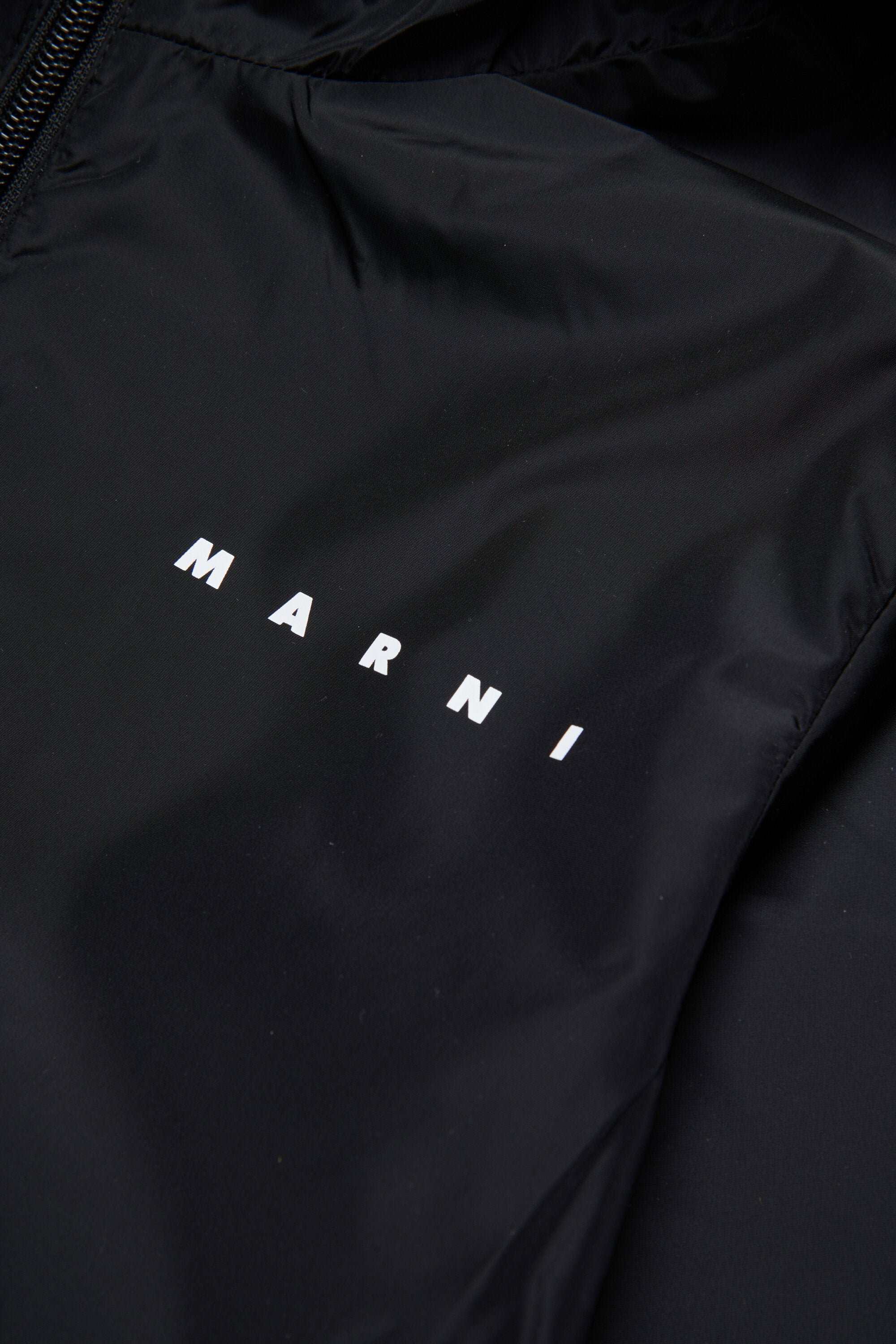 Cazadora cortavientos con logo estampado