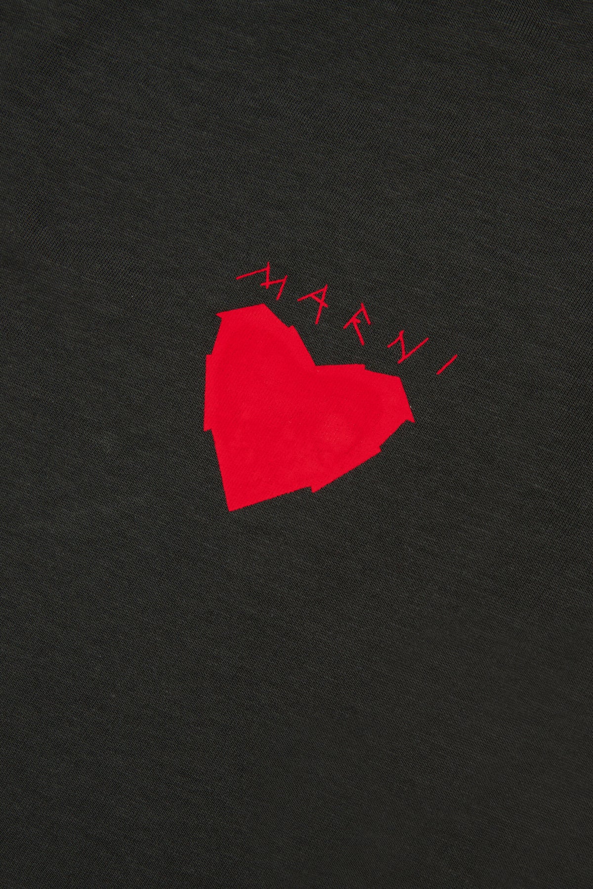 Camiseta con corazón estampado