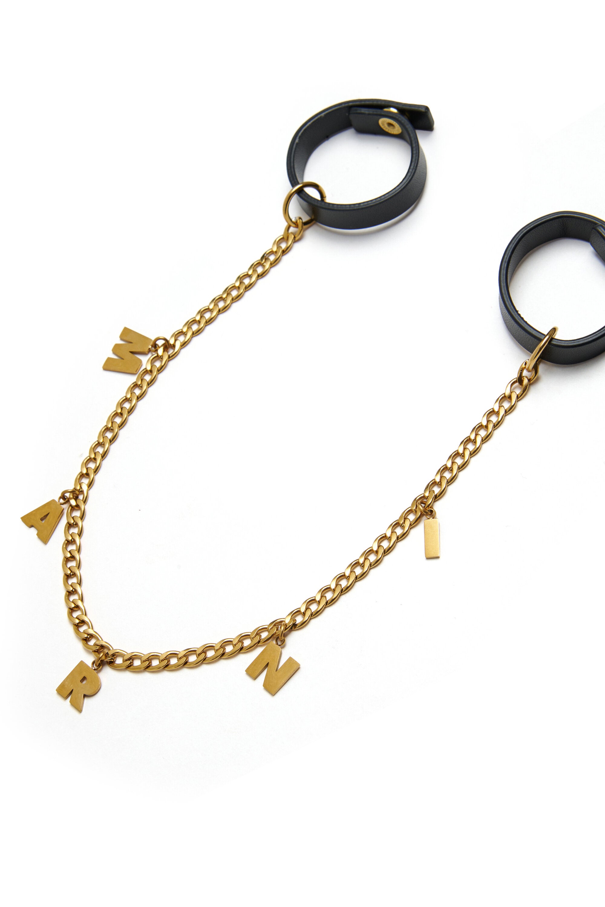 Charm con letras colgantes