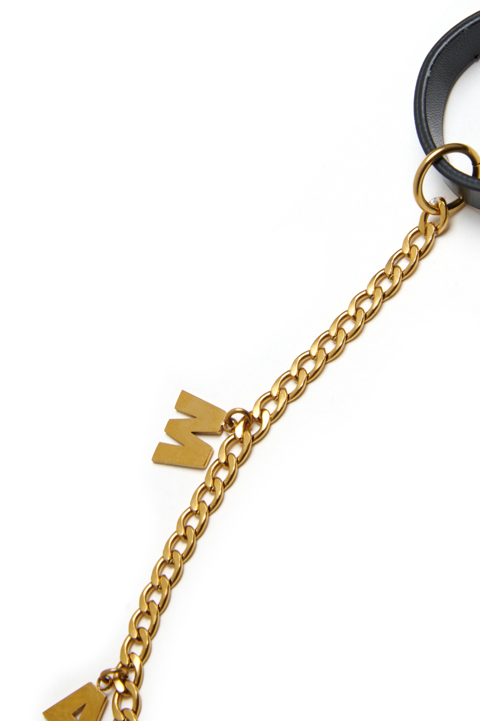 Charm con letras colgantes