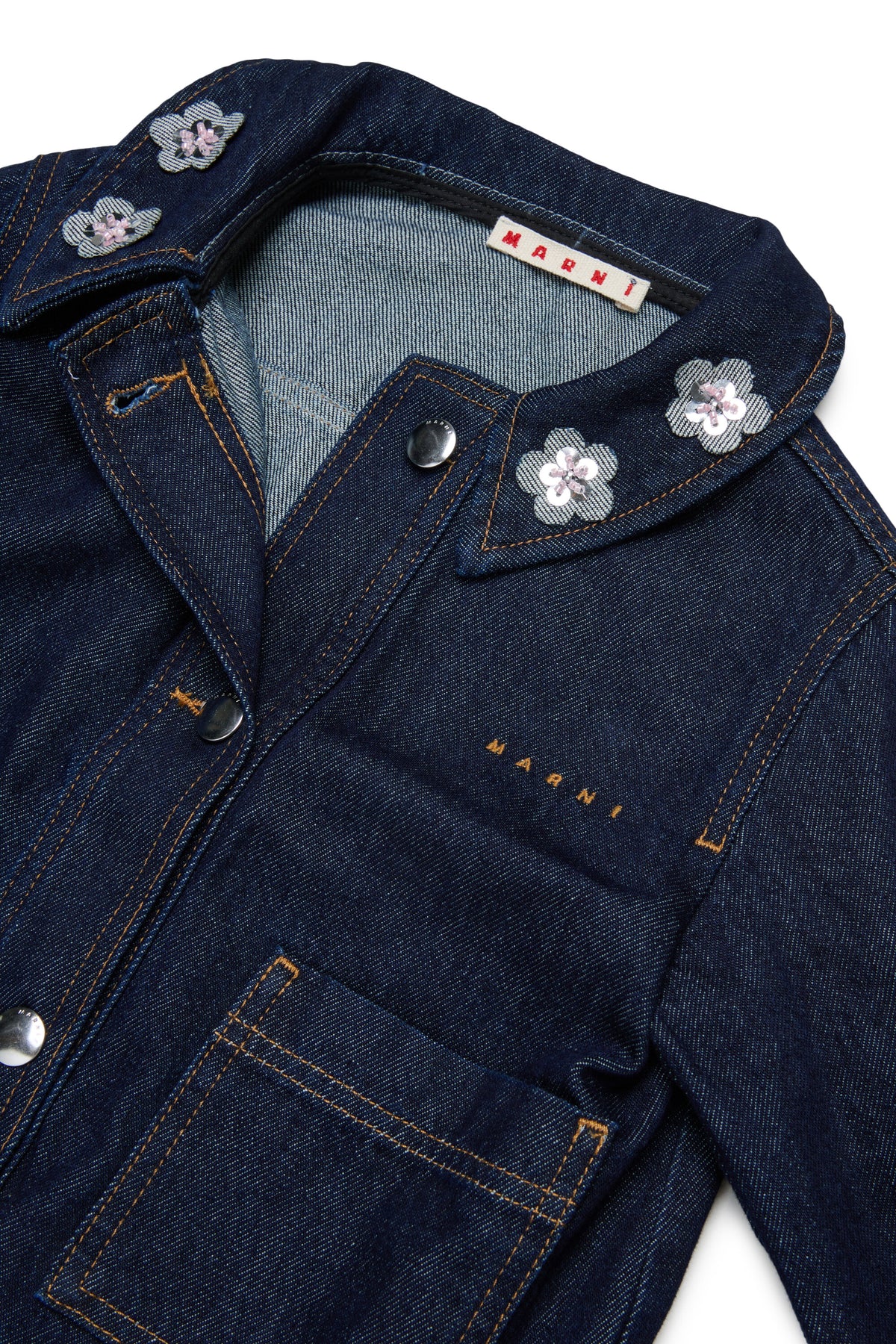 Chaqueta vaquera con flores en el cuello
