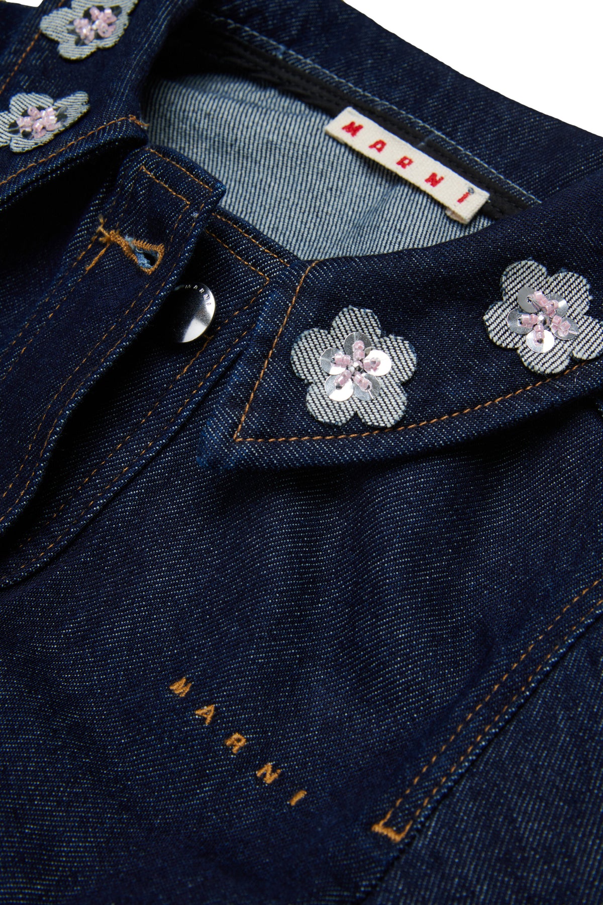 Chaqueta vaquera con flores en el cuello