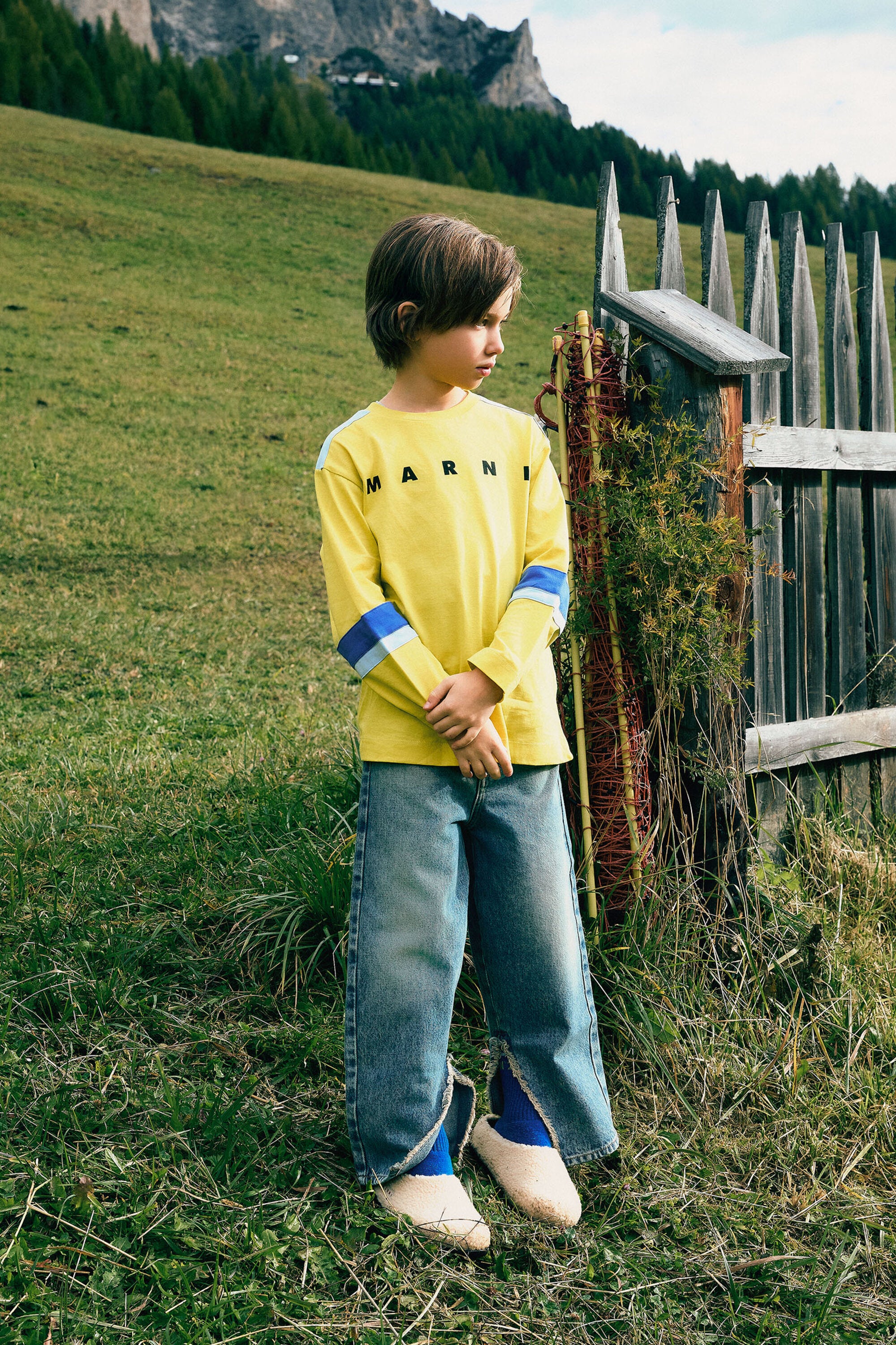 Medium blue shaded regular jeans with split