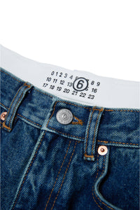 Jeans con logo sobre banda elástica