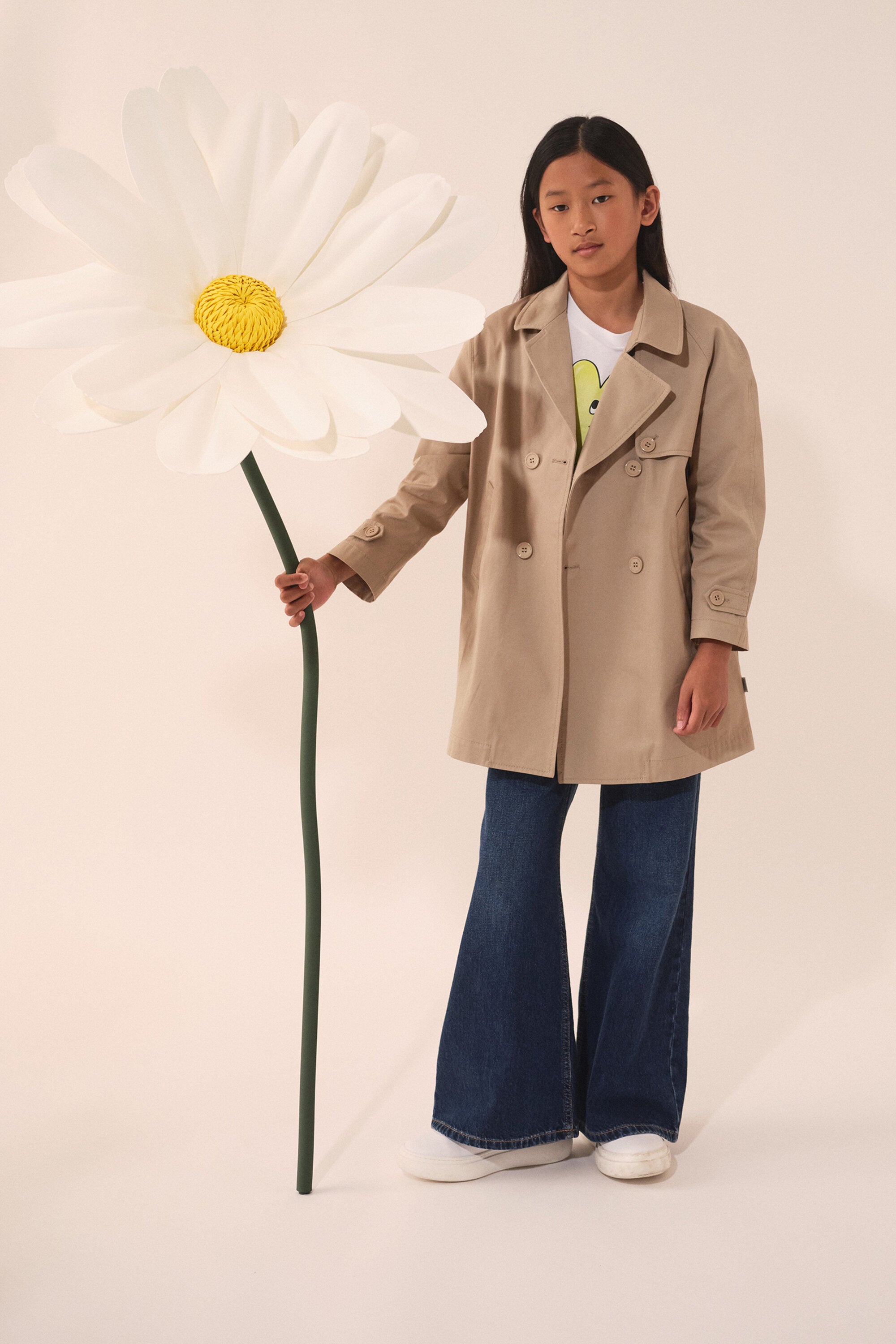 Chaqueta con botonadura doble y gabardina recortada