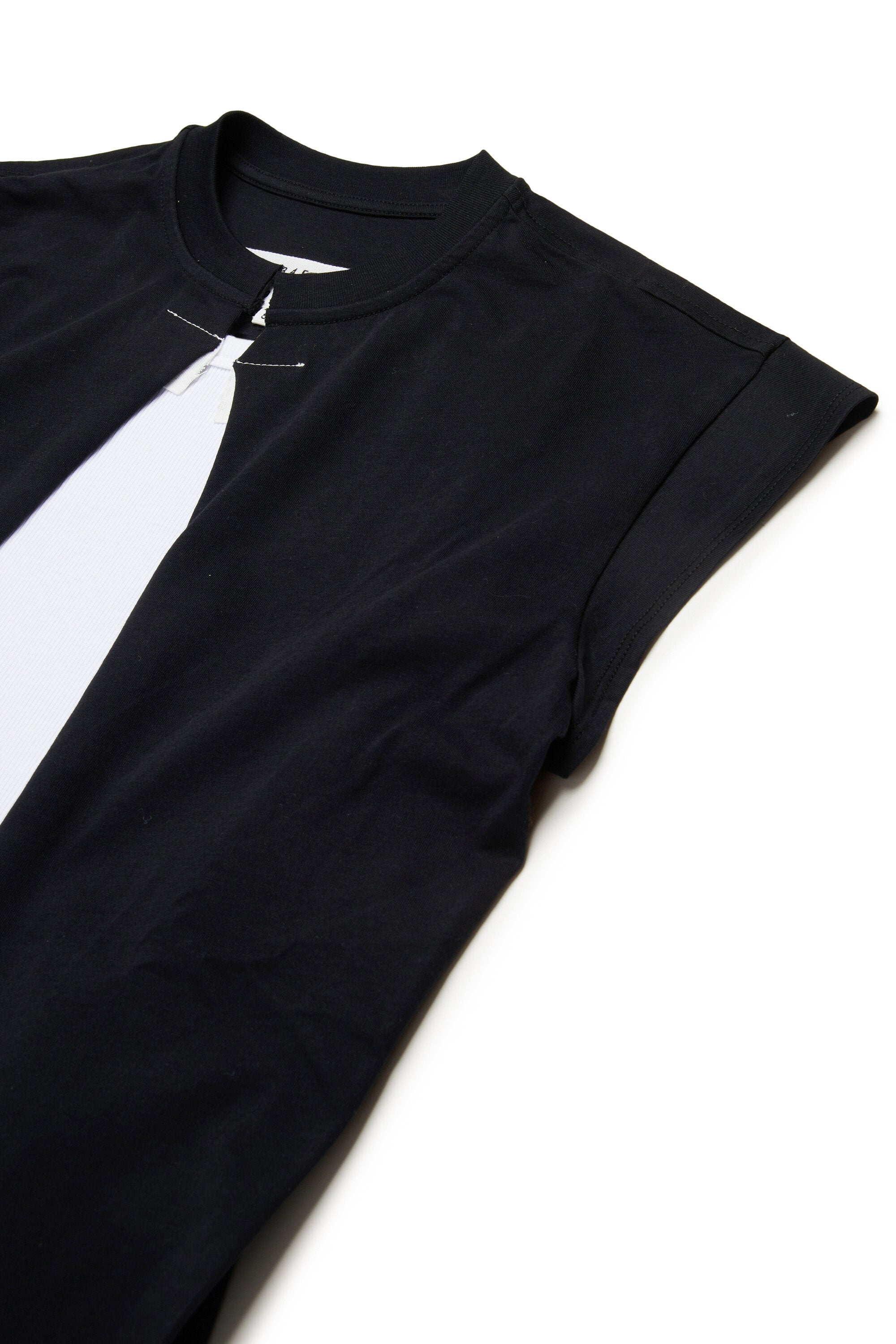 Vestido recortado con detalles de corte en crudo