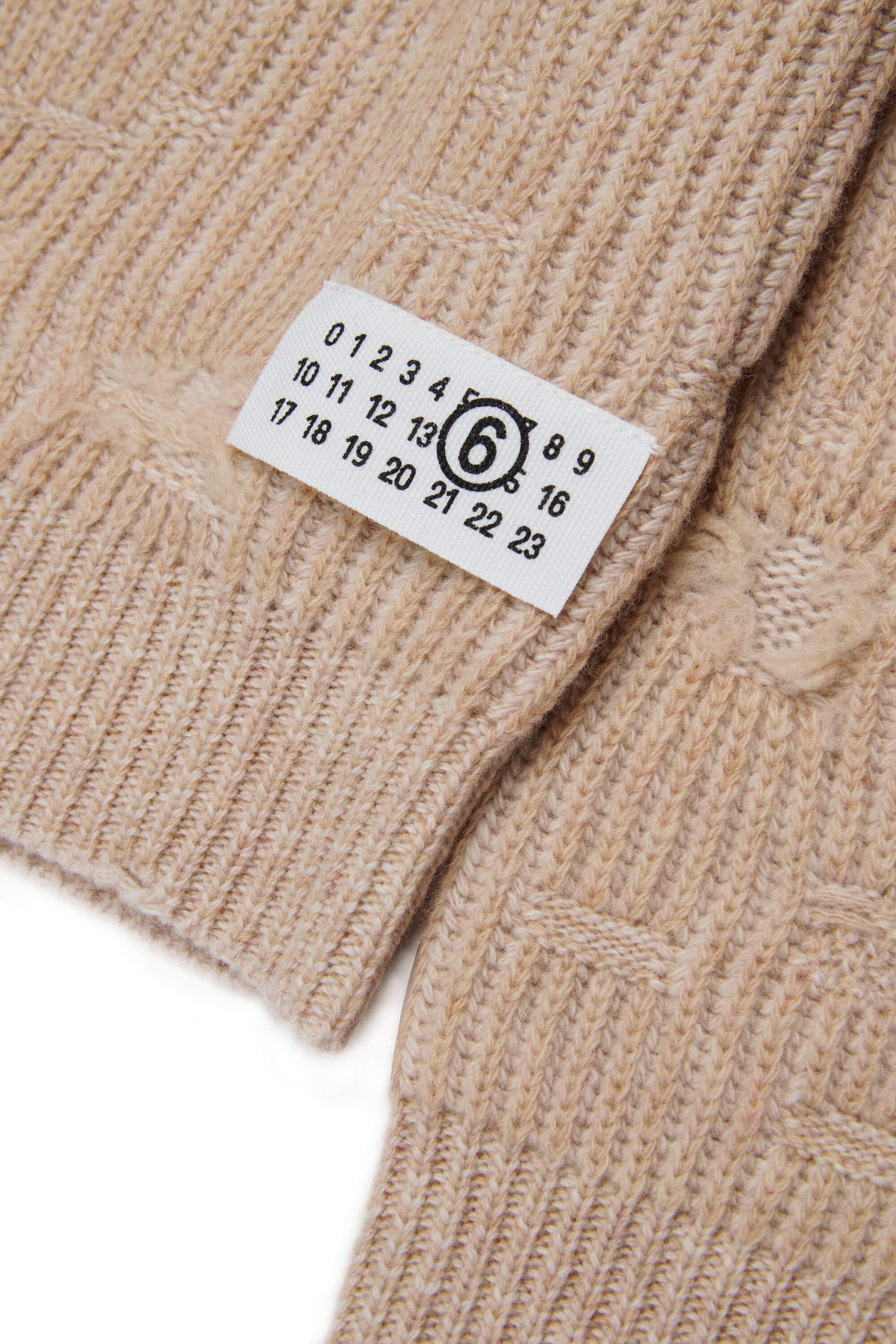 Jersey de lana canalé con rotos