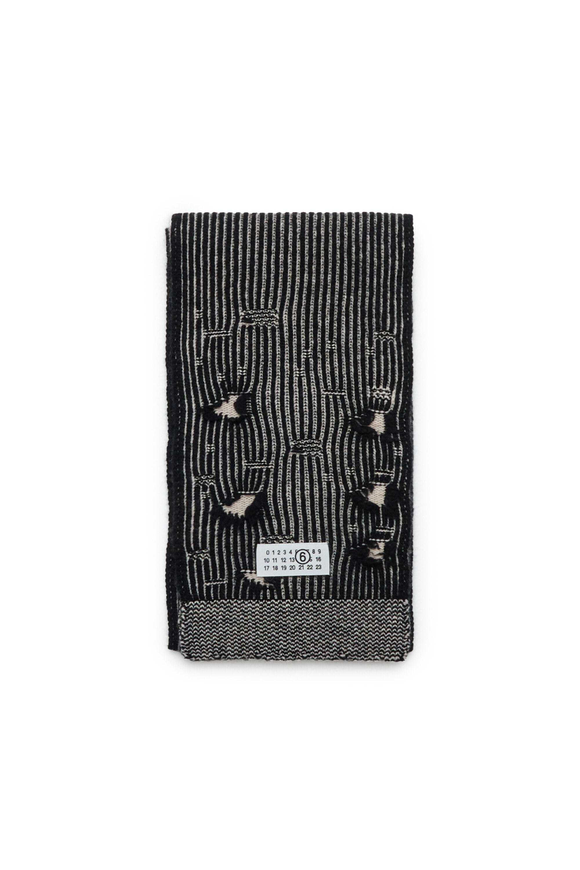 Ribbed wool scarf with breaks