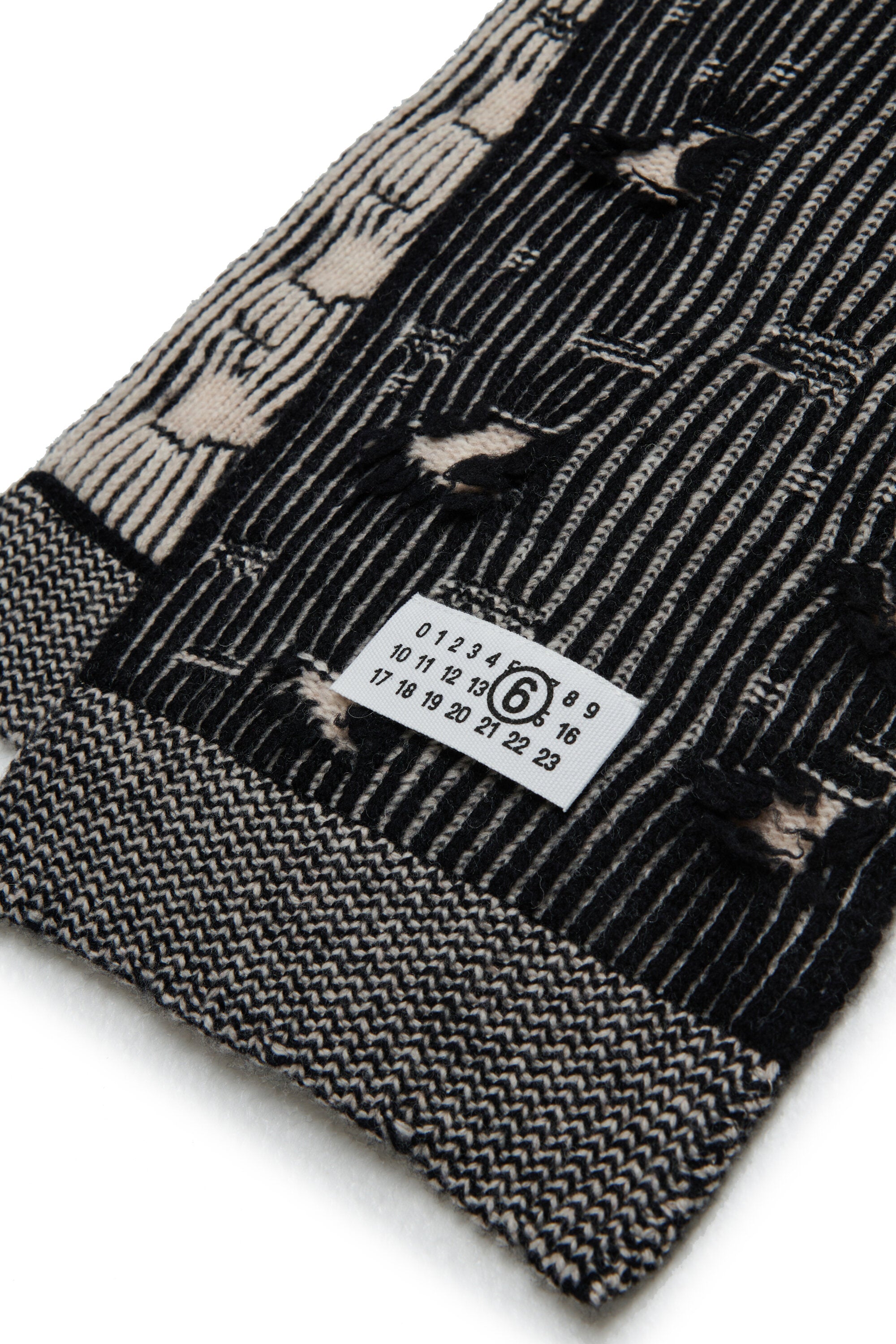 Ribbed wool scarf with breaks