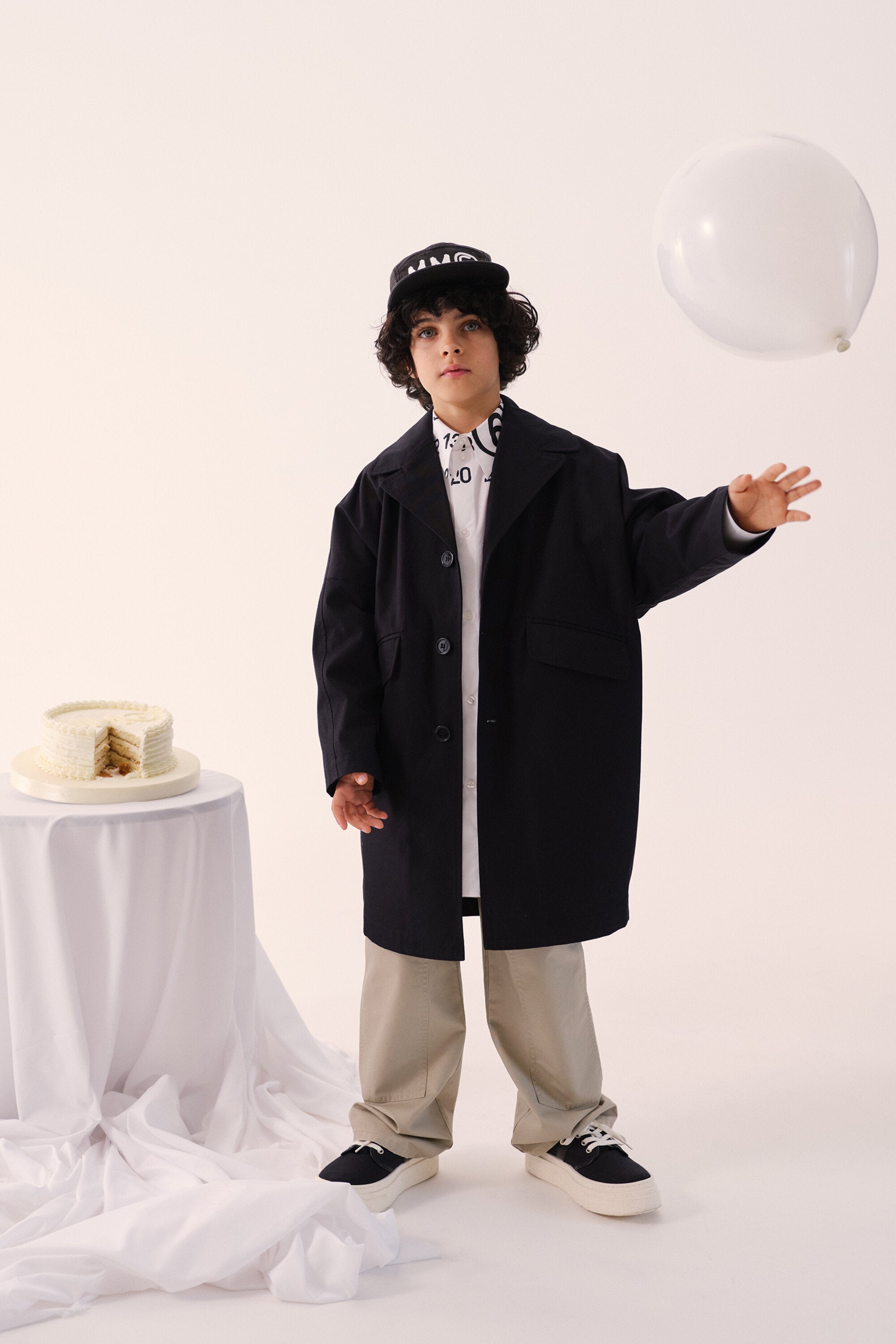 Abrigo de botonadura sencilla con logo