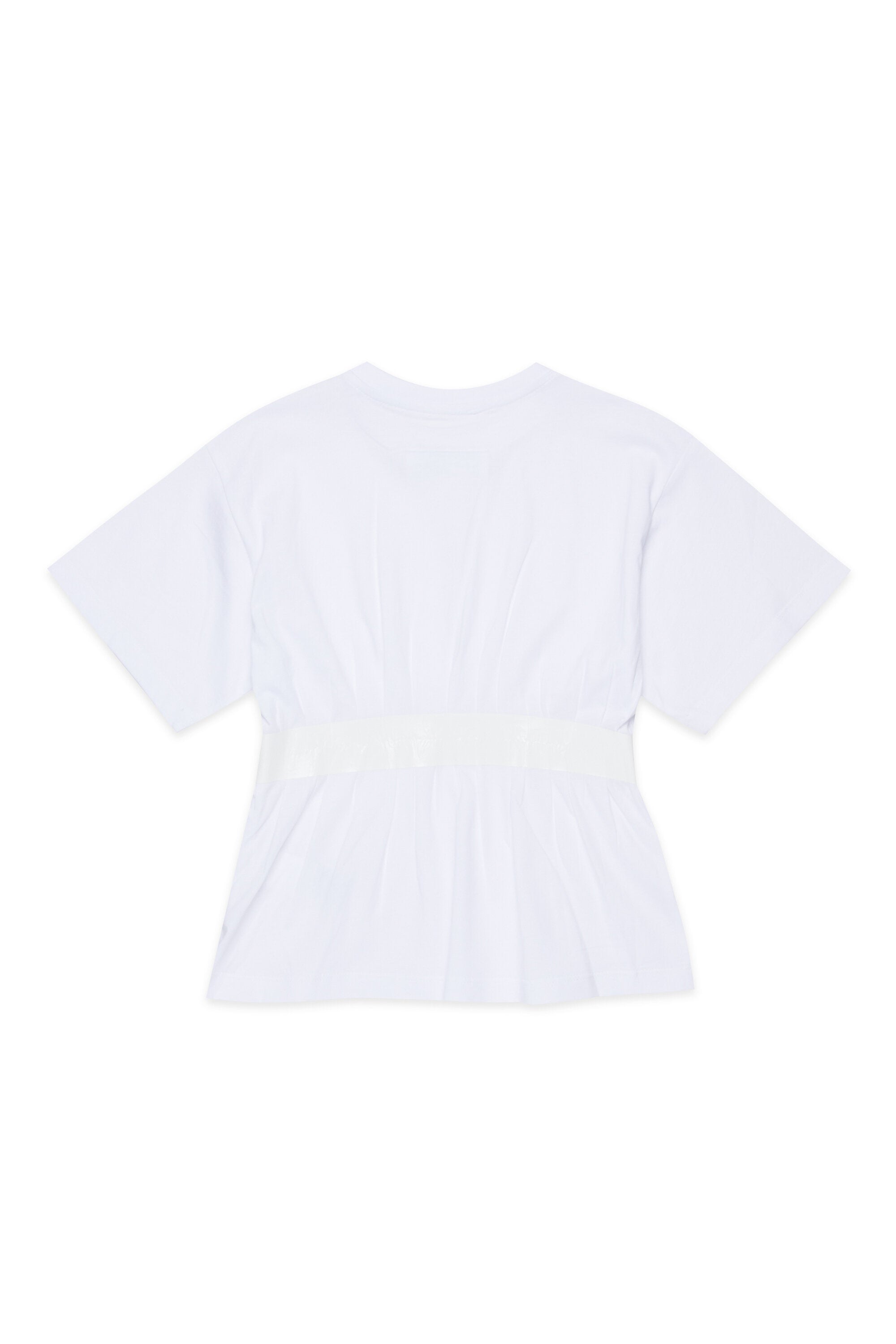 Camiseta con cinturón en la cintura