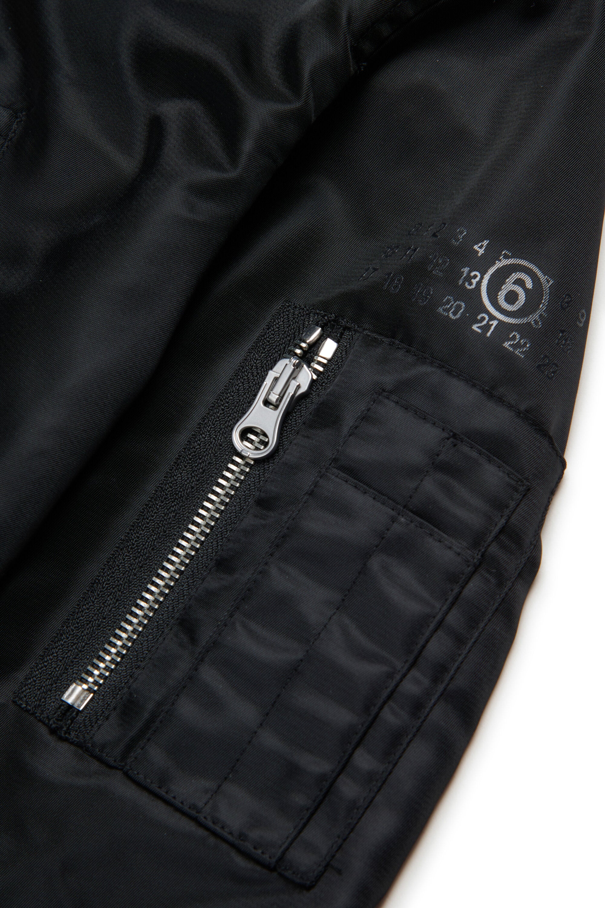 Cazadora bomber con logo estampado