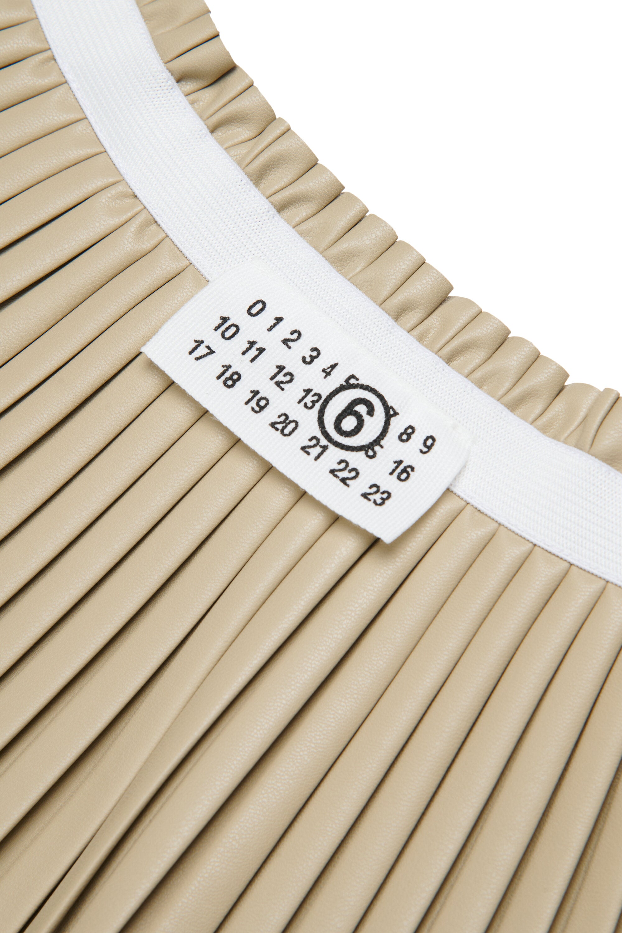 Falda plisada con logo