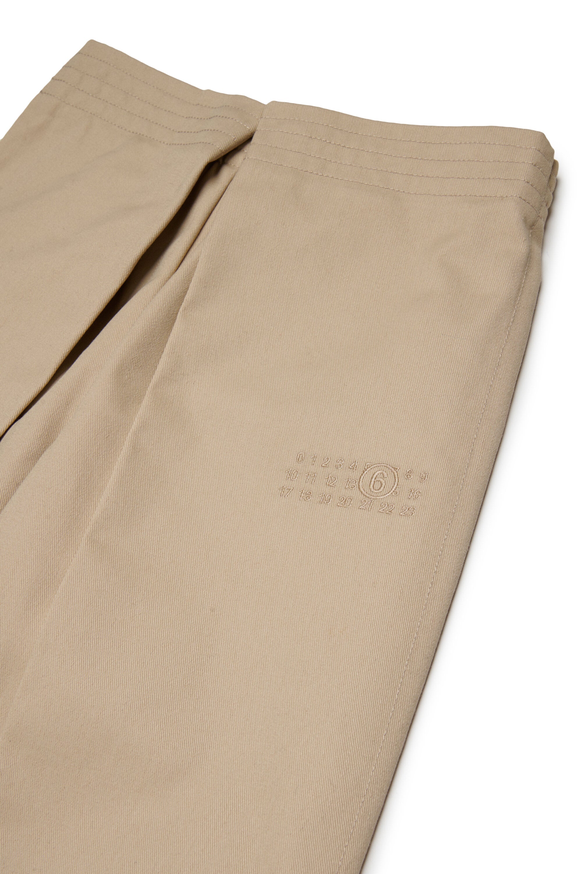 Pantalones con logotipo numérico