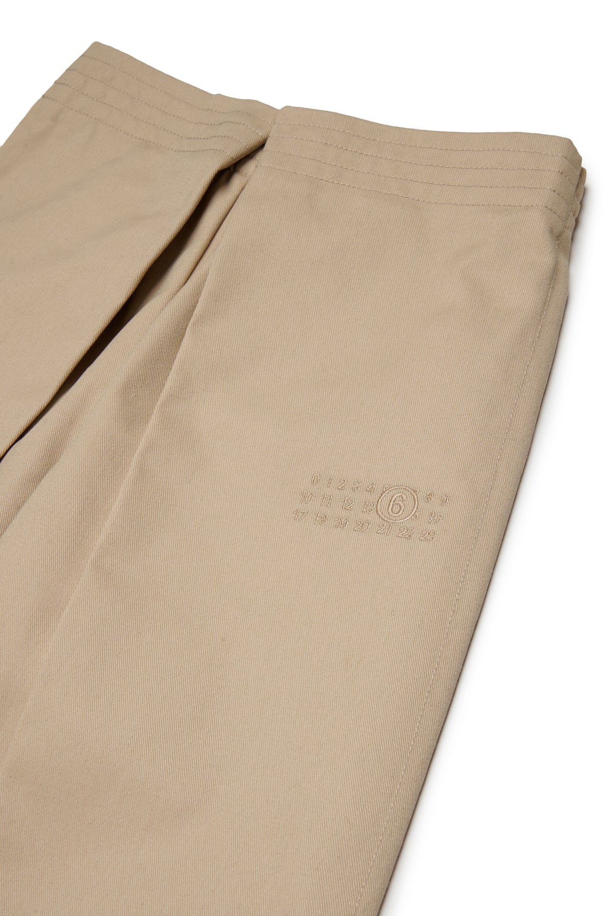 Pantalones con logotipo numérico