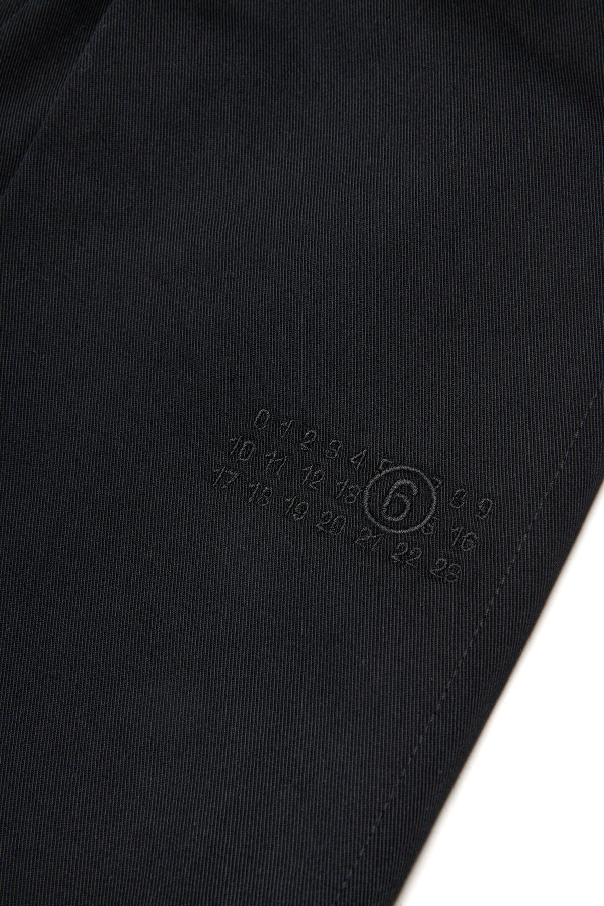 Pantalones con logotipo numérico