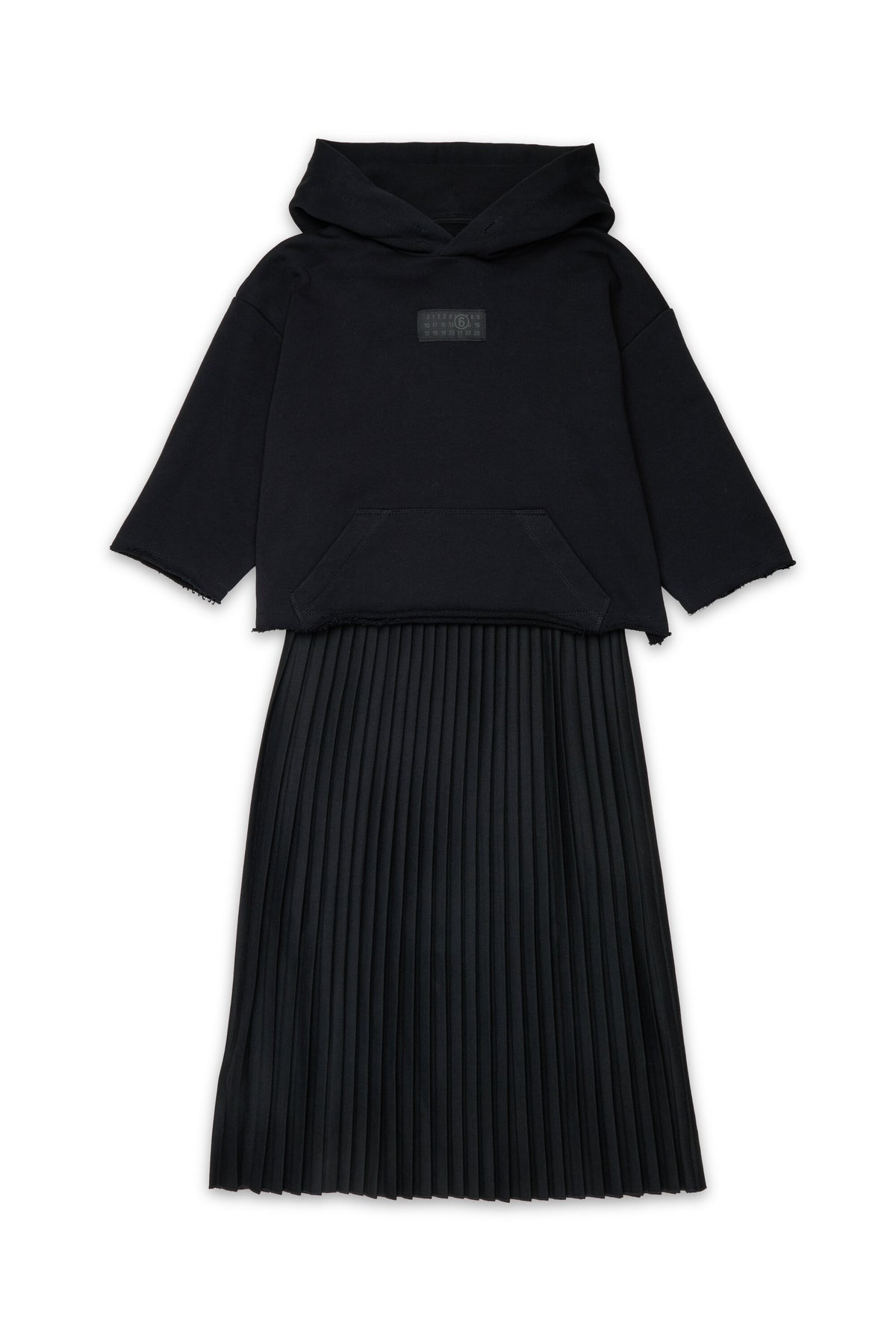 Vestido con diseño de capas y falda plisada