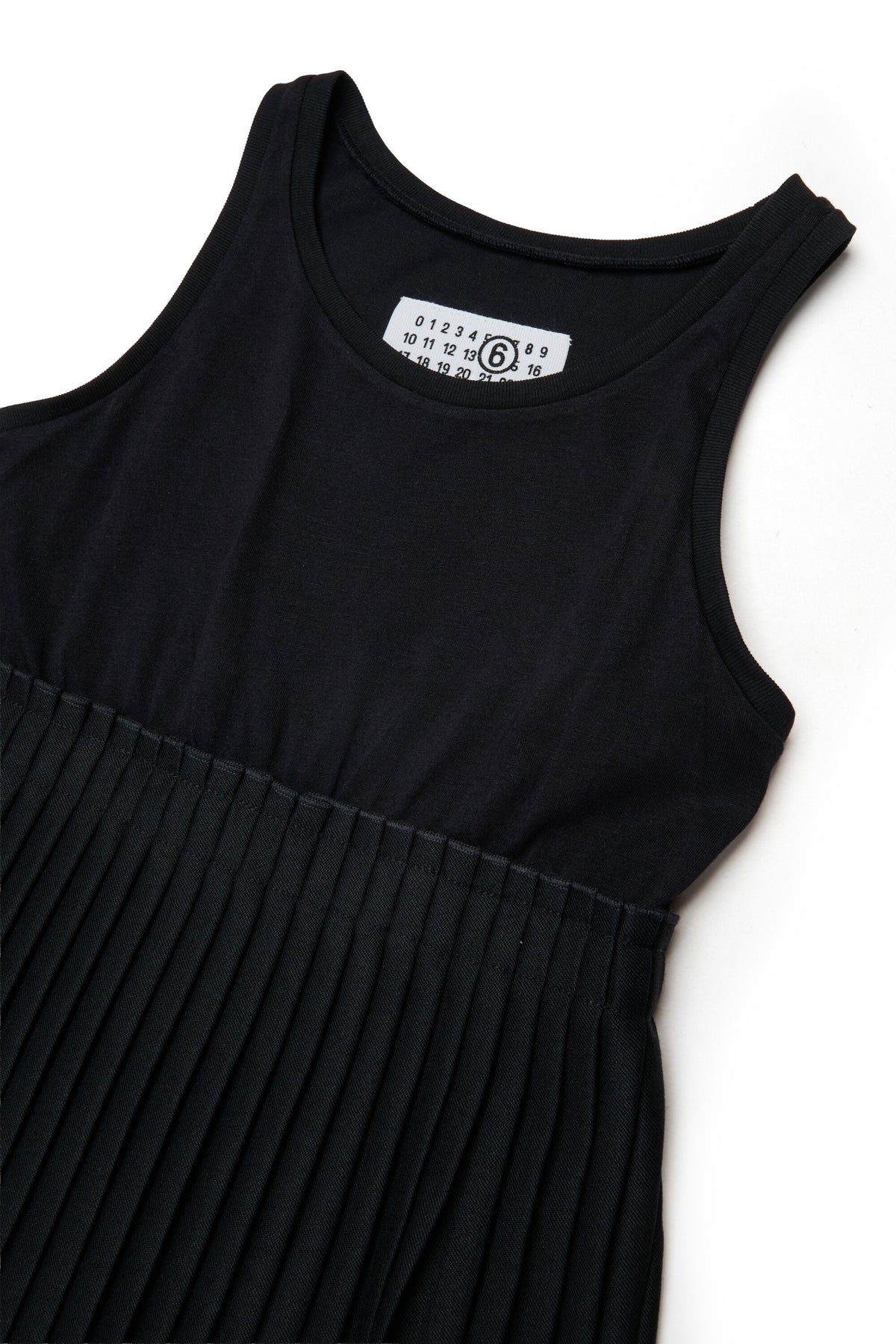 Vestido con diseño de capas y falda plisada