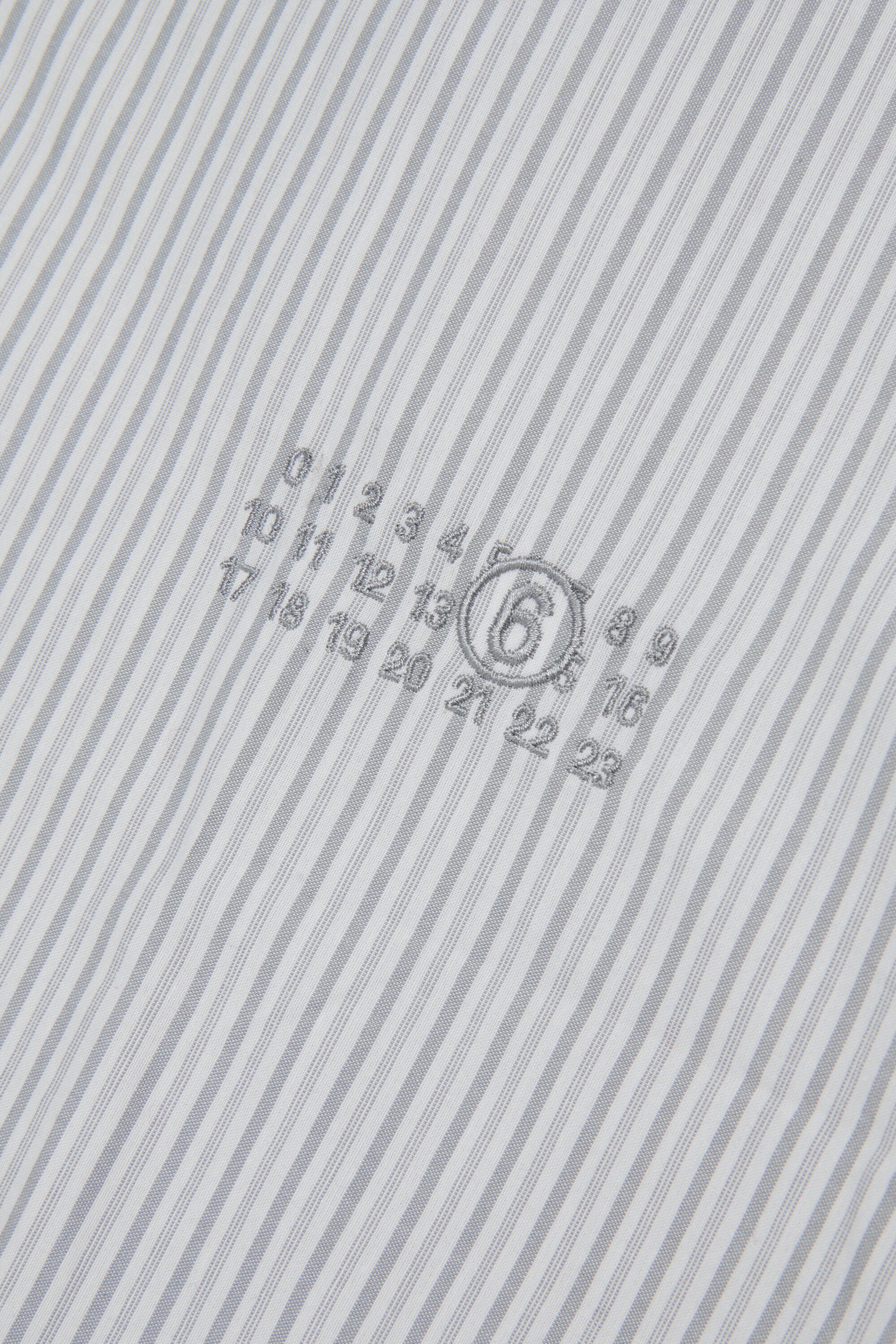 Camisa de rayas con logo