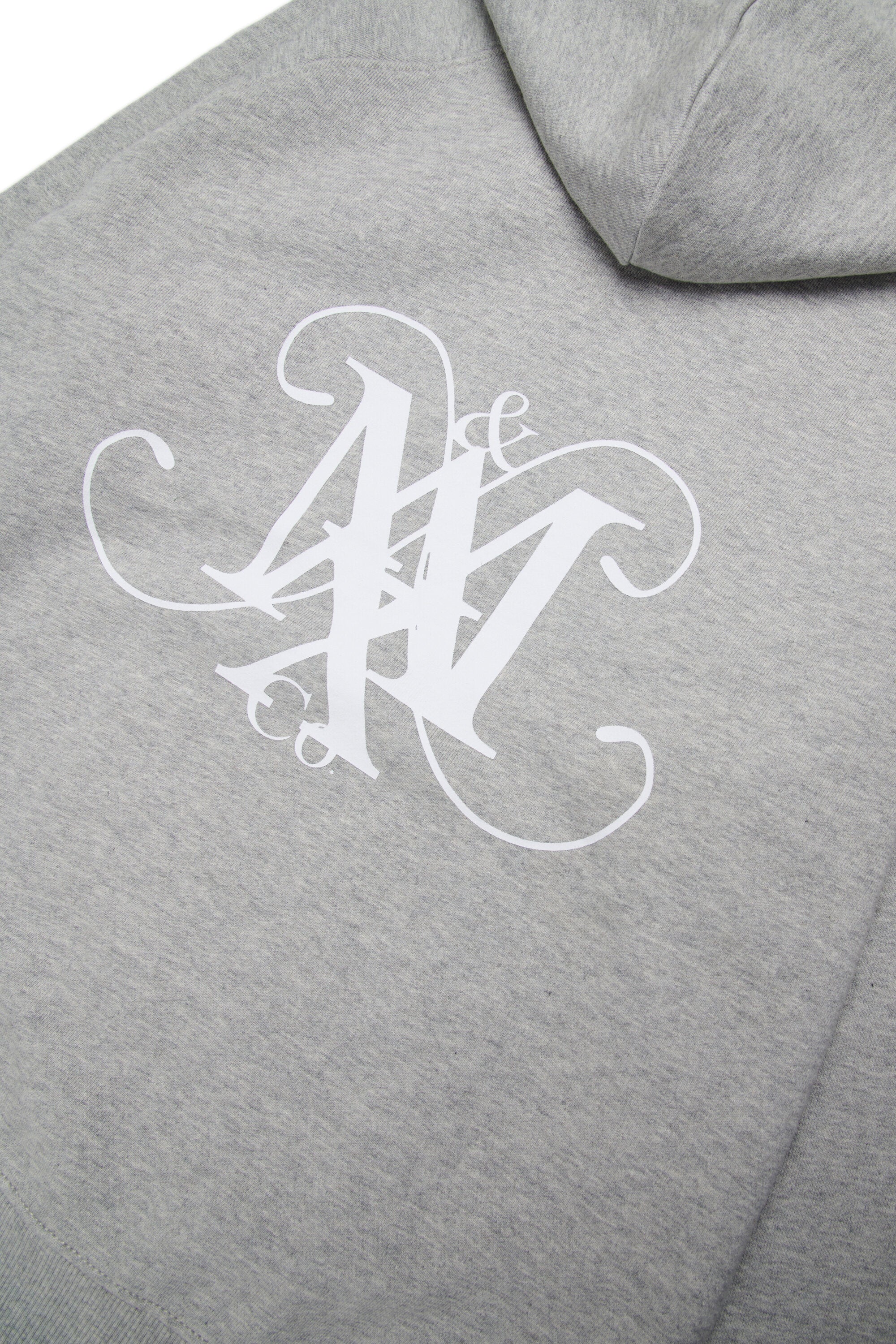 Sudadera con capucha e insignia en la espalda