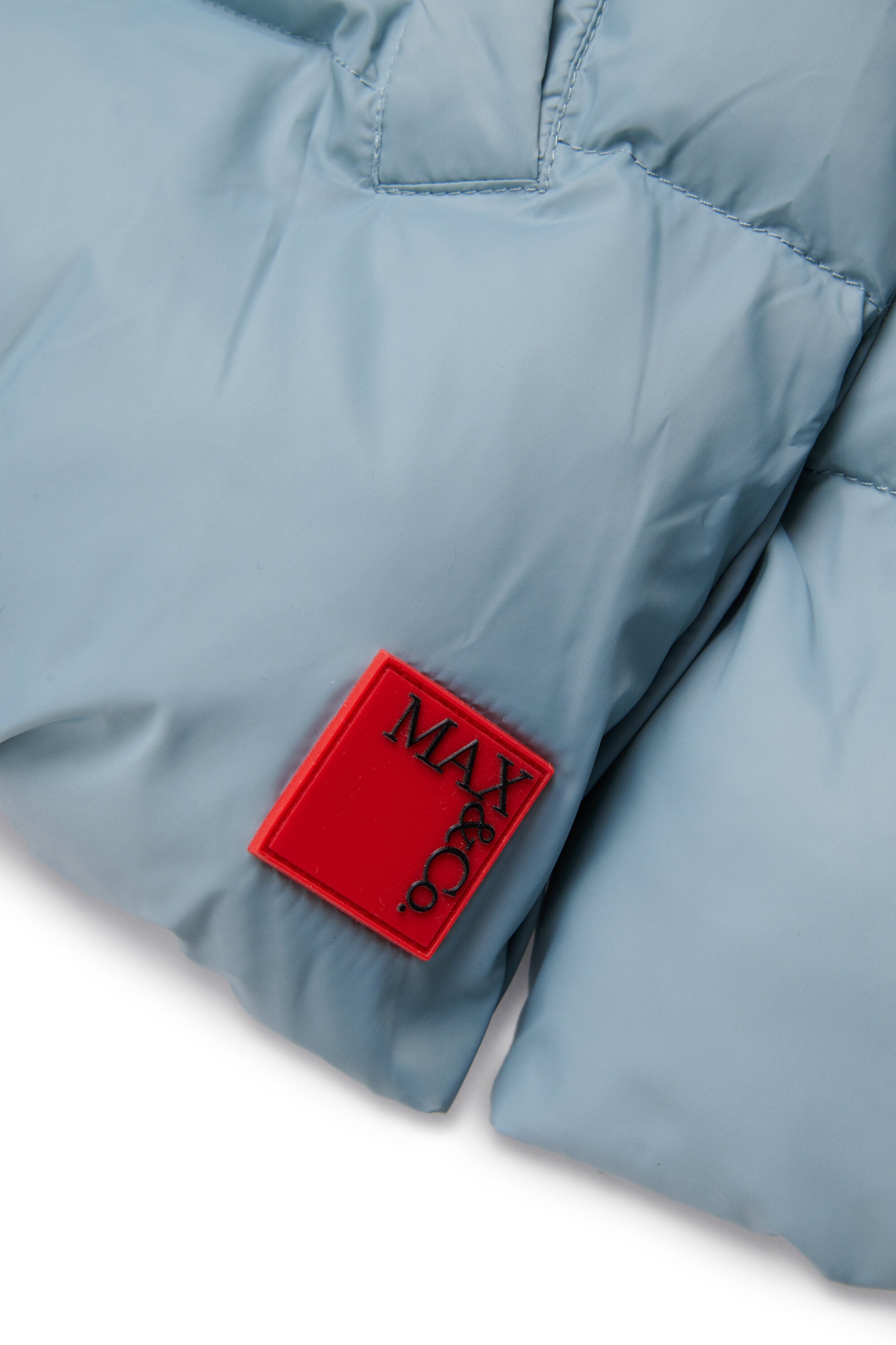 Chaqueta corta acolchada con capucha