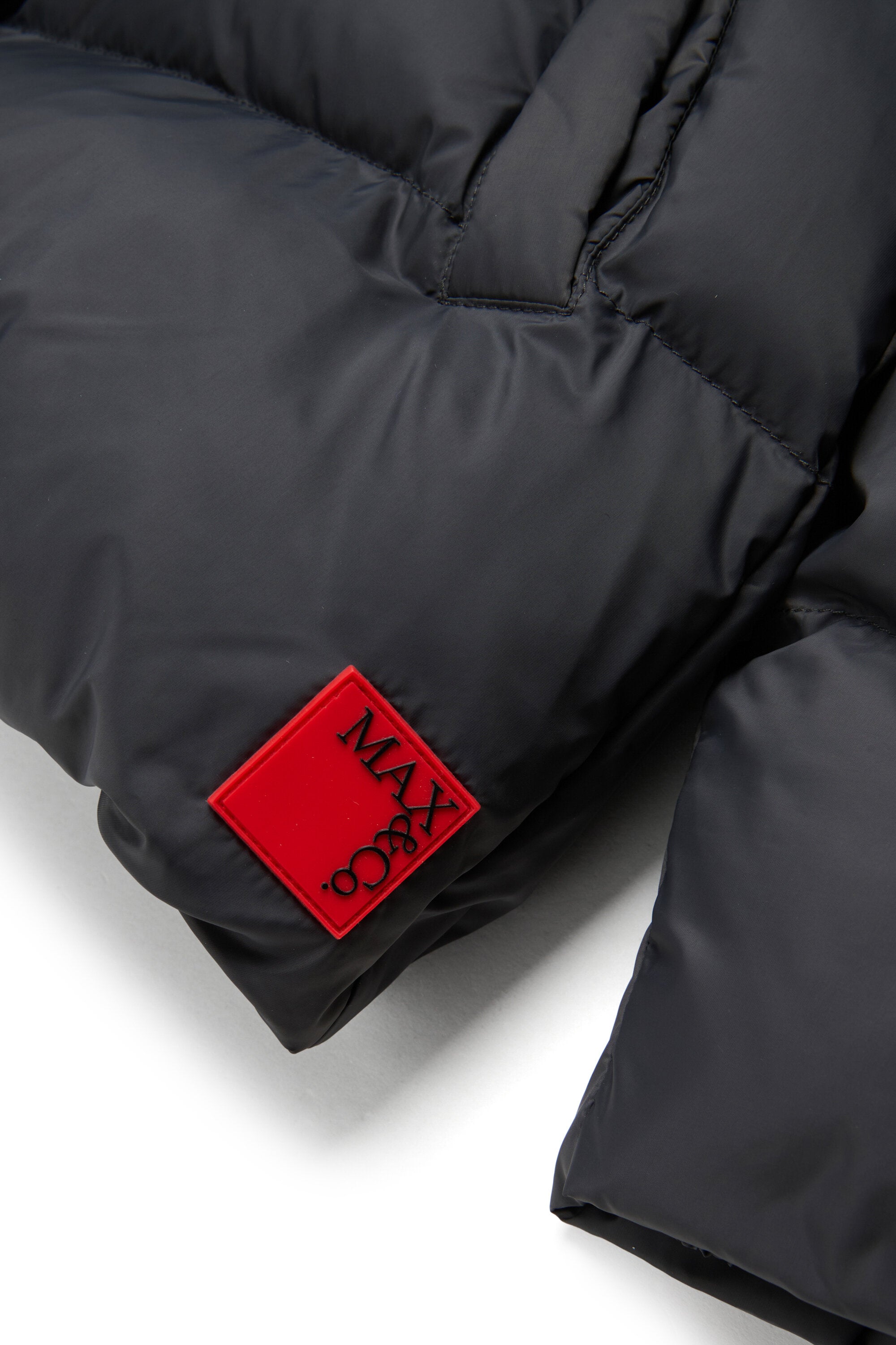 Chaqueta corta acolchada con capucha