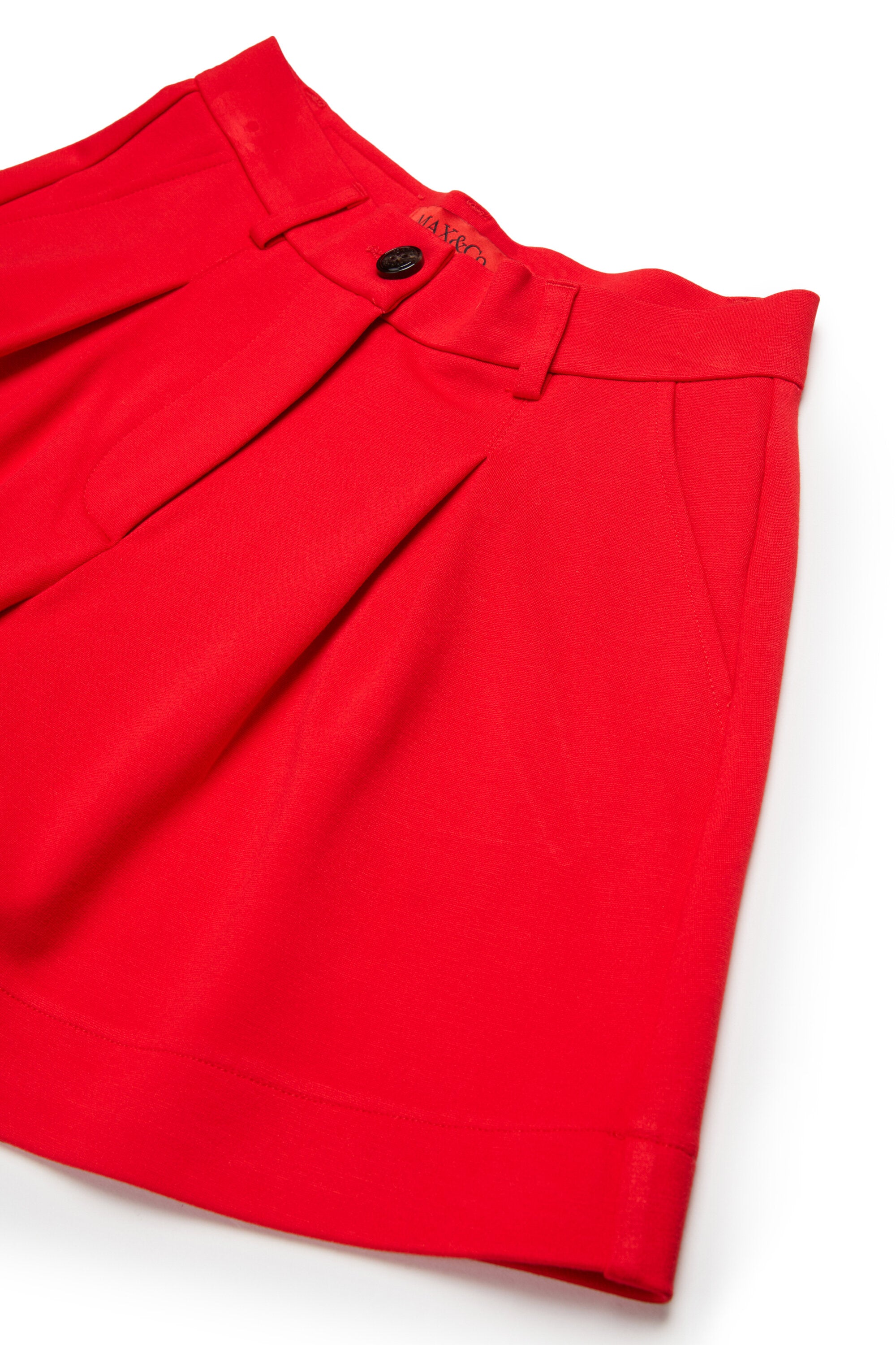 Shorts formales con logo en la parte trasera