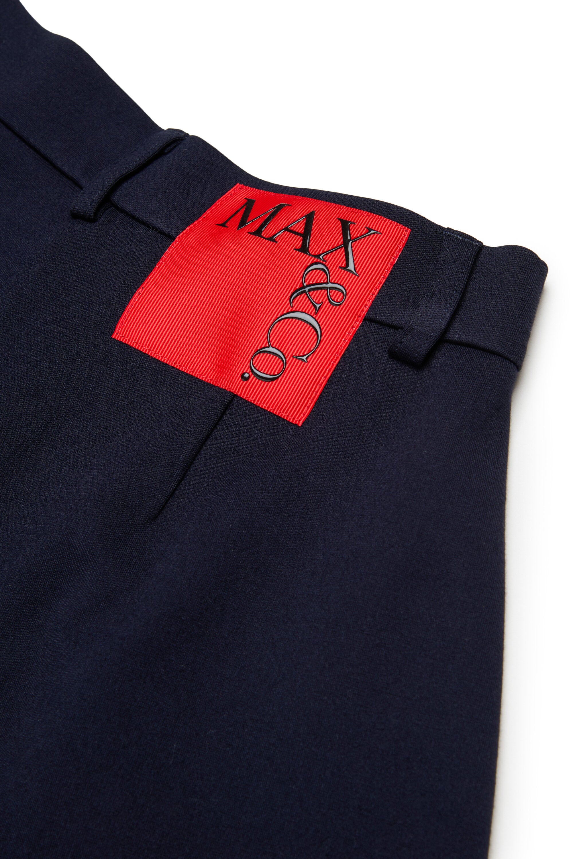 Shorts formales con logo en la parte trasera