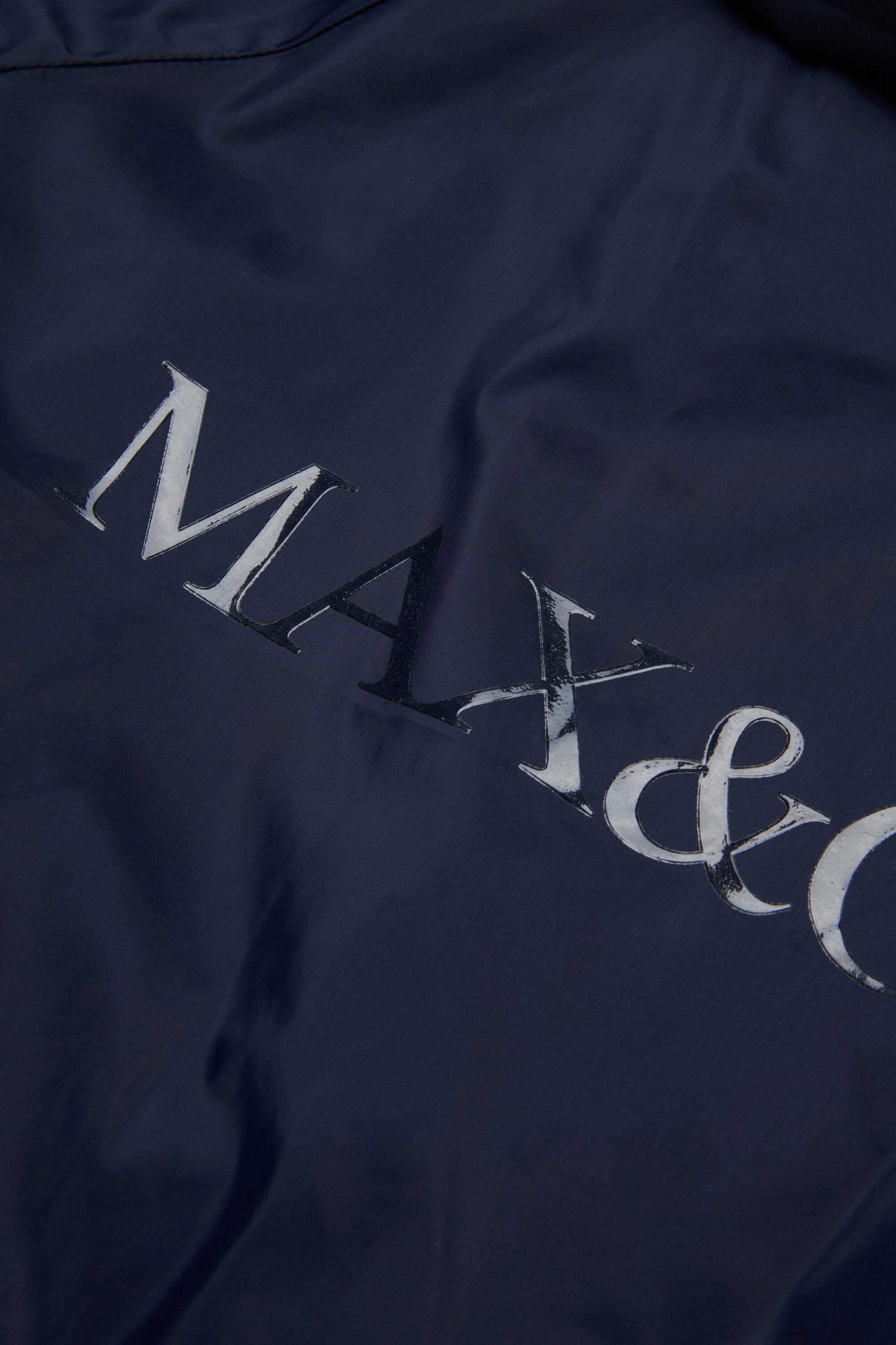 Cazadora con logo estampado