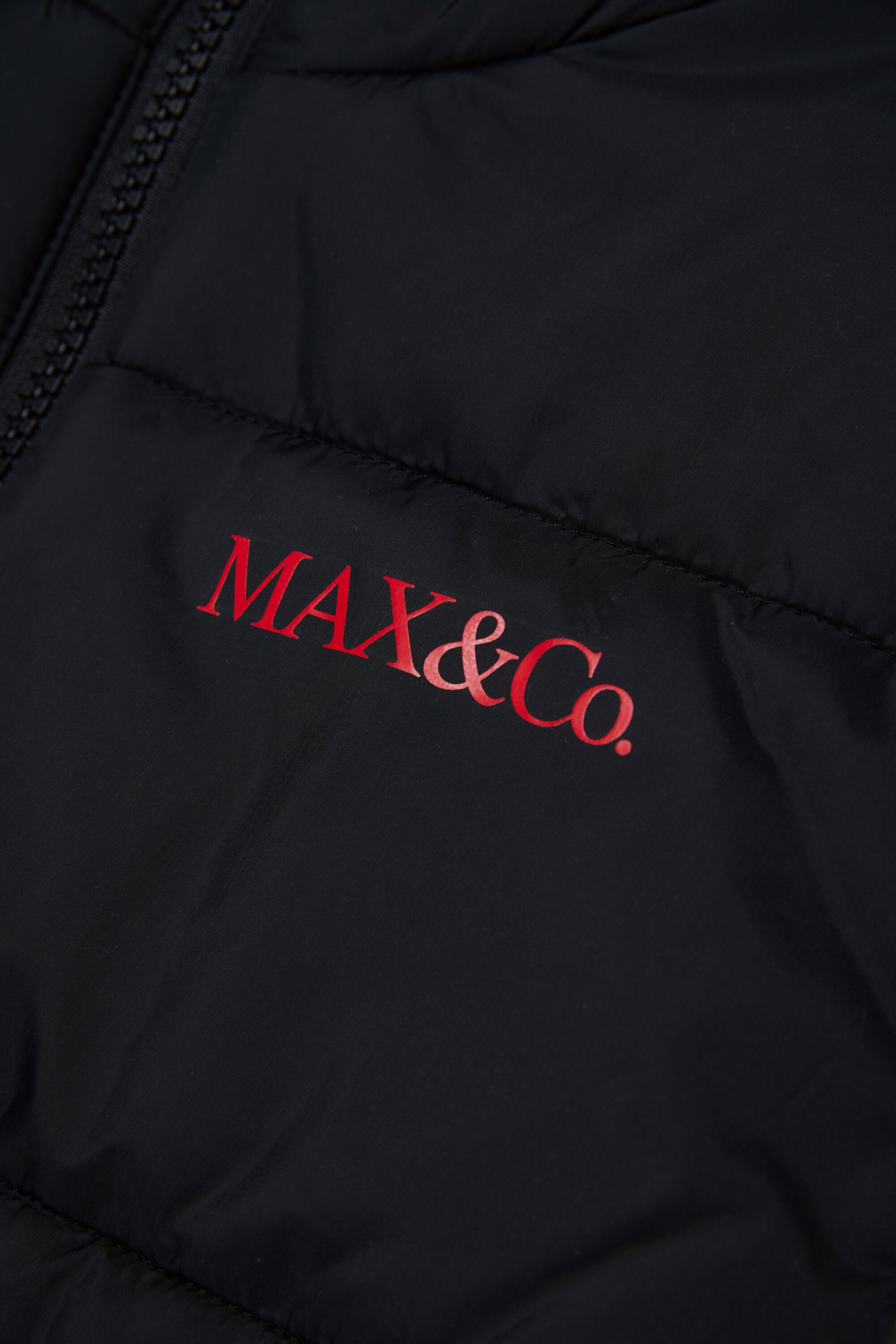 Padded vest with logo