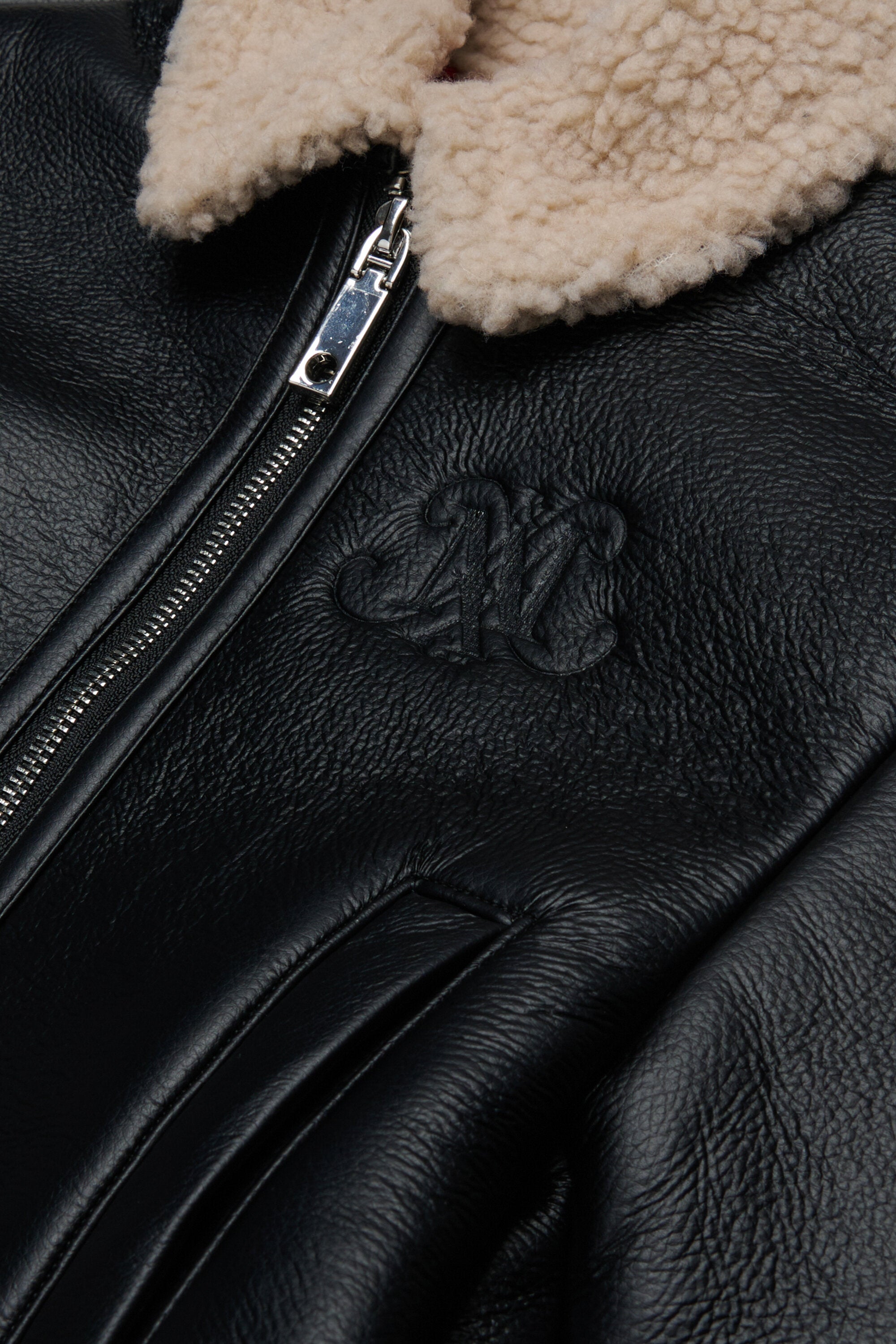 Chaqueta shearling con logo