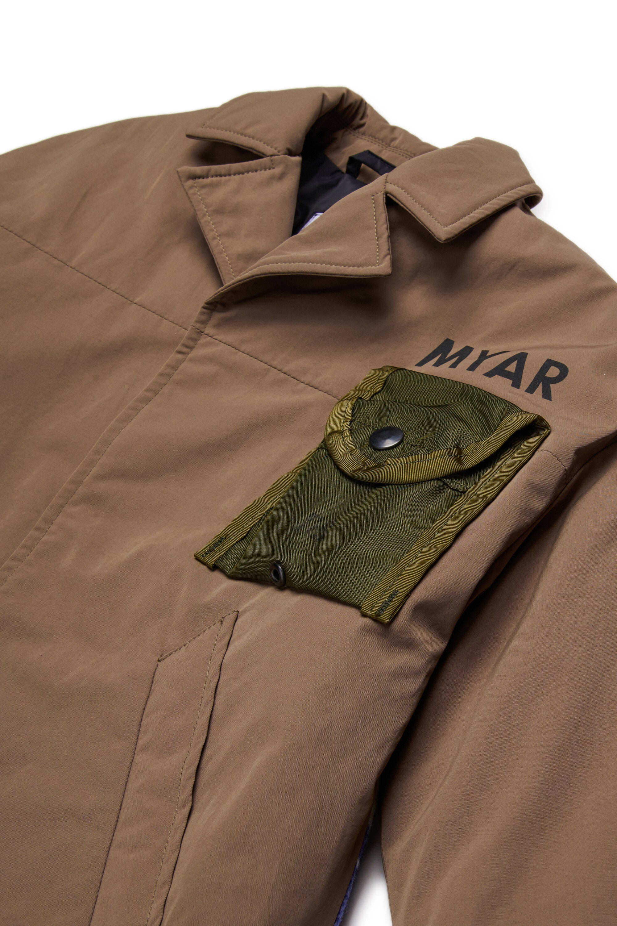 Trench con bolsillo para brújula