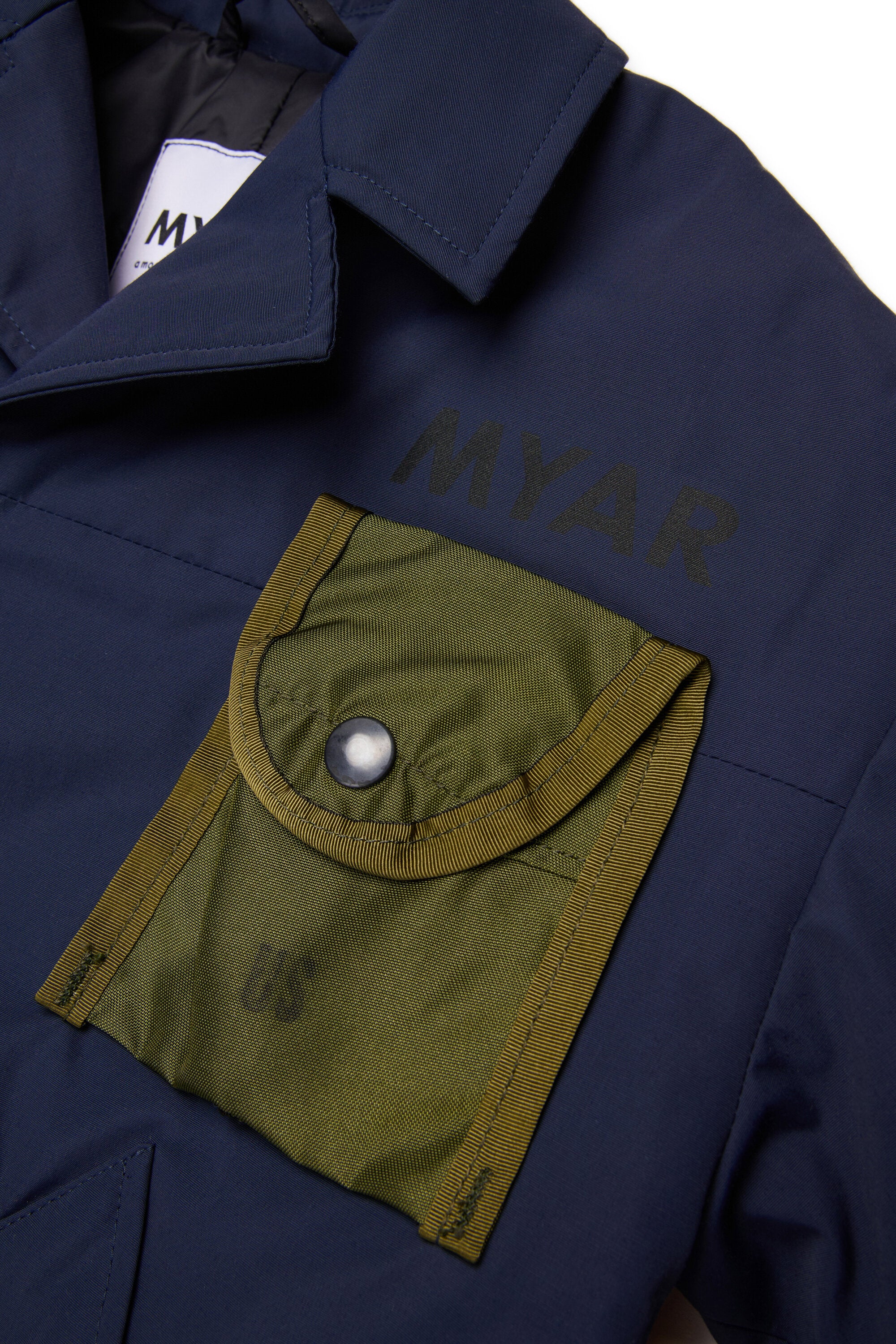 Trench con bolsillo para brújula