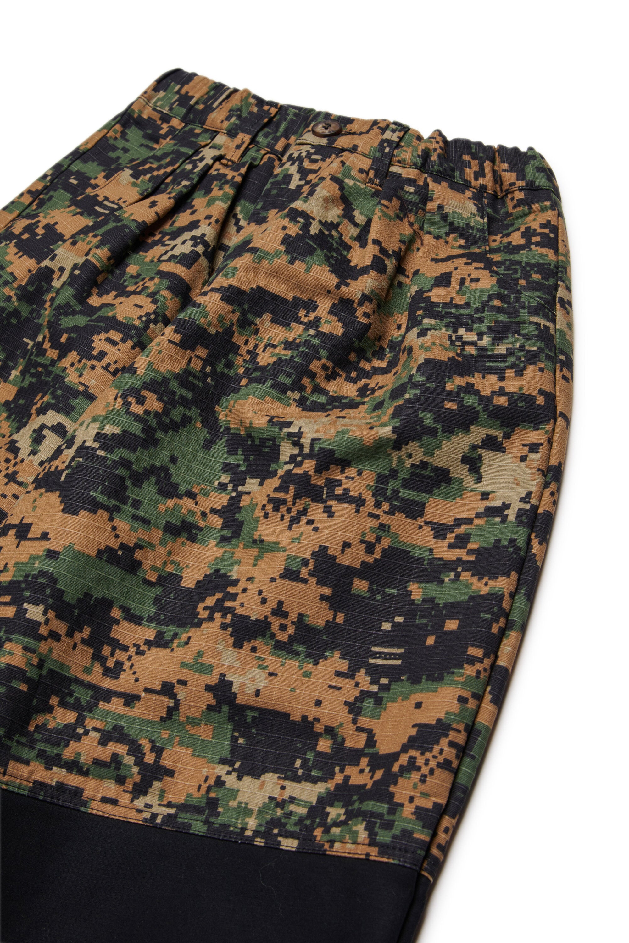 Pantalones chinos oversize con estampado camuflaje