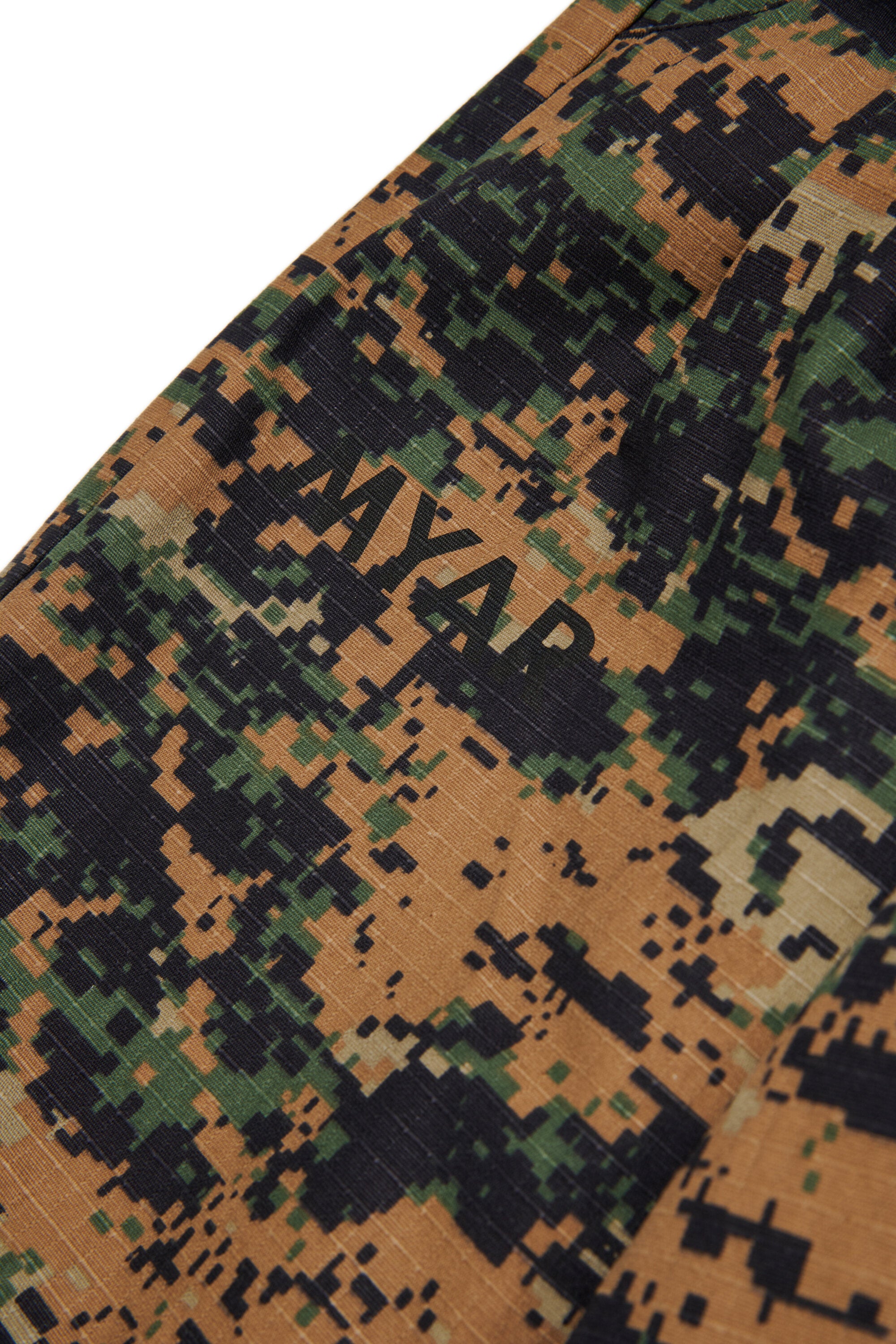 Pantalones chinos oversize con estampado camuflaje